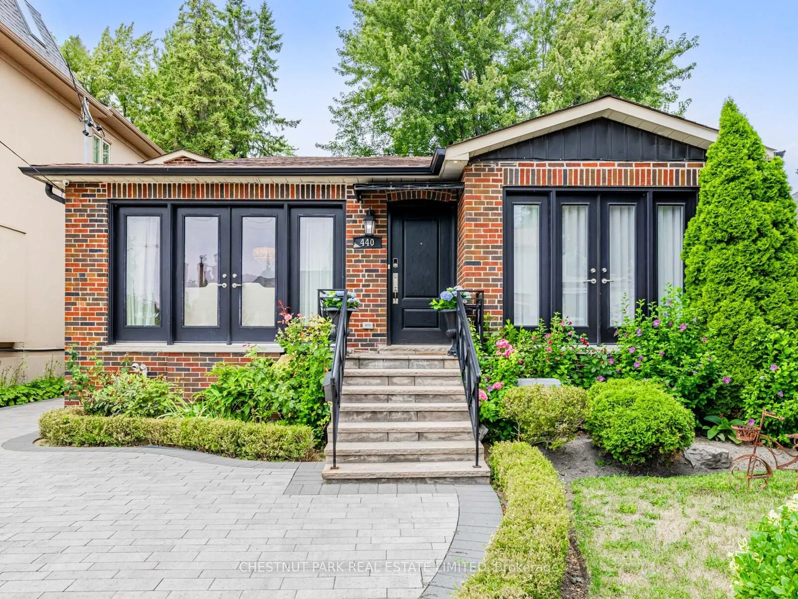 Front of 440 Glengarry Avenue
