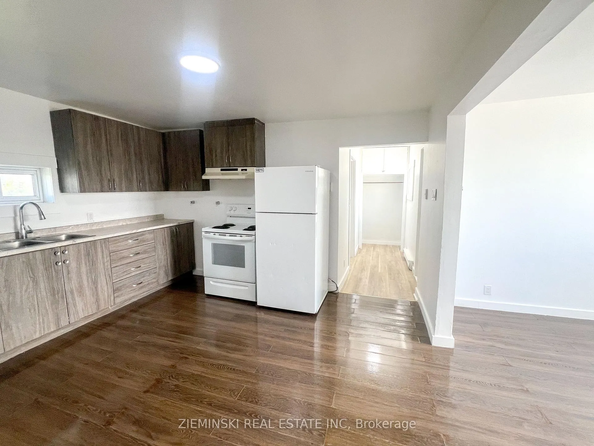 Photo 2 of Unit B, 310 Ninth Avenue, Cochrane — HOMEH