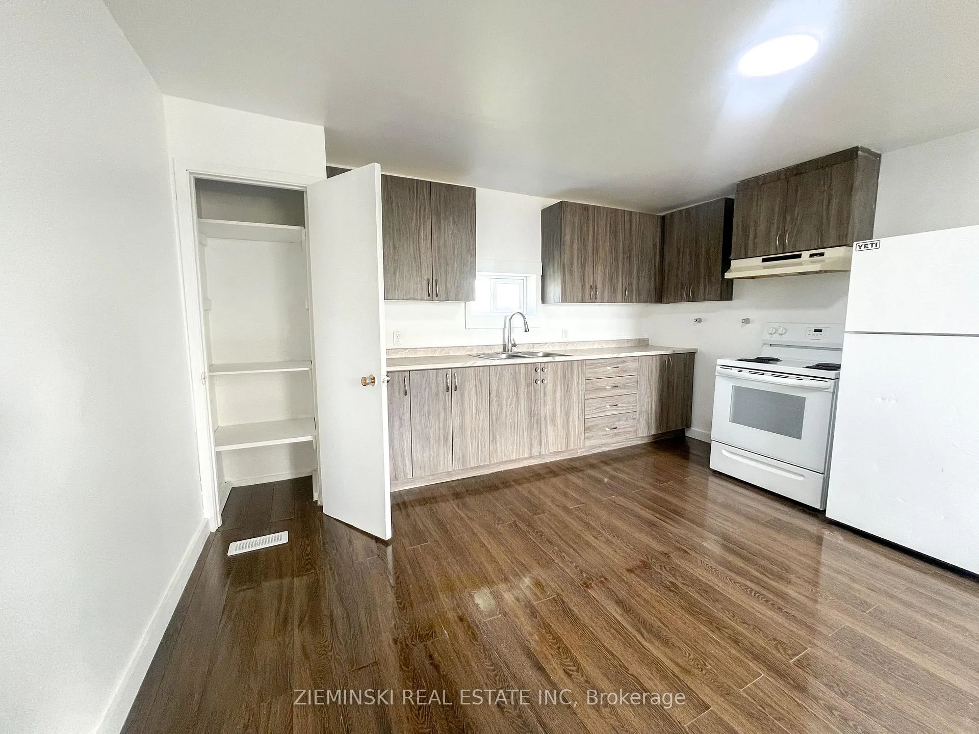 Photo 3 of Unit B, 310 Ninth Avenue, Cochrane — HOMEH