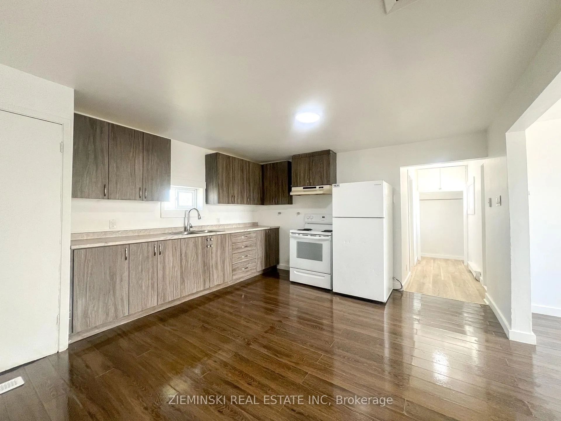 Photo 4 of Unit B, 310 Ninth Avenue, Cochrane — HOMEH