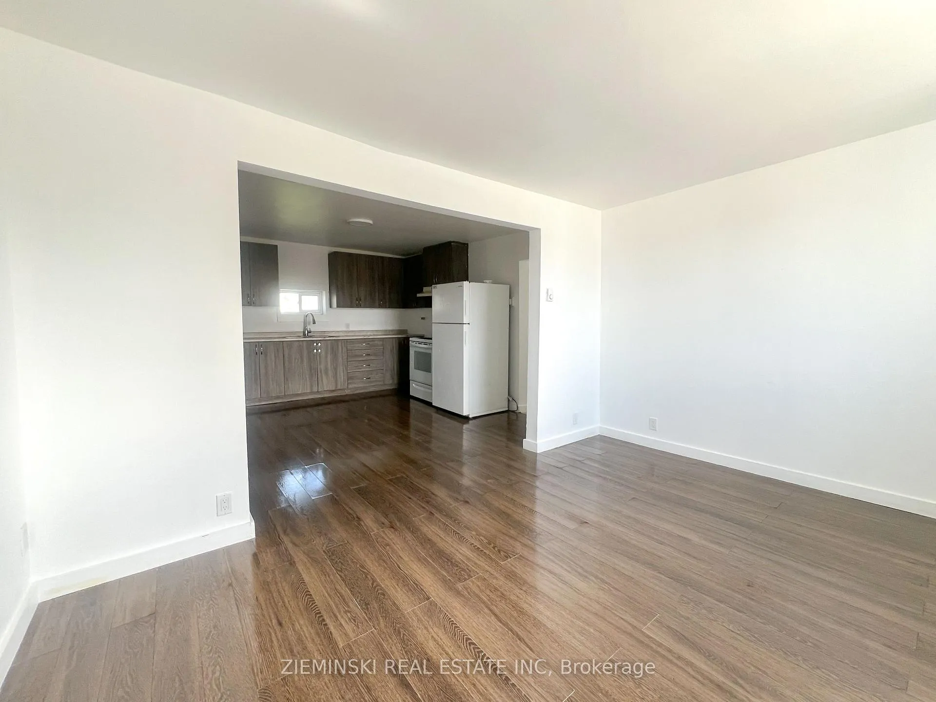 Photo 5 of Unit B, 310 Ninth Avenue, Cochrane — HOMEH
