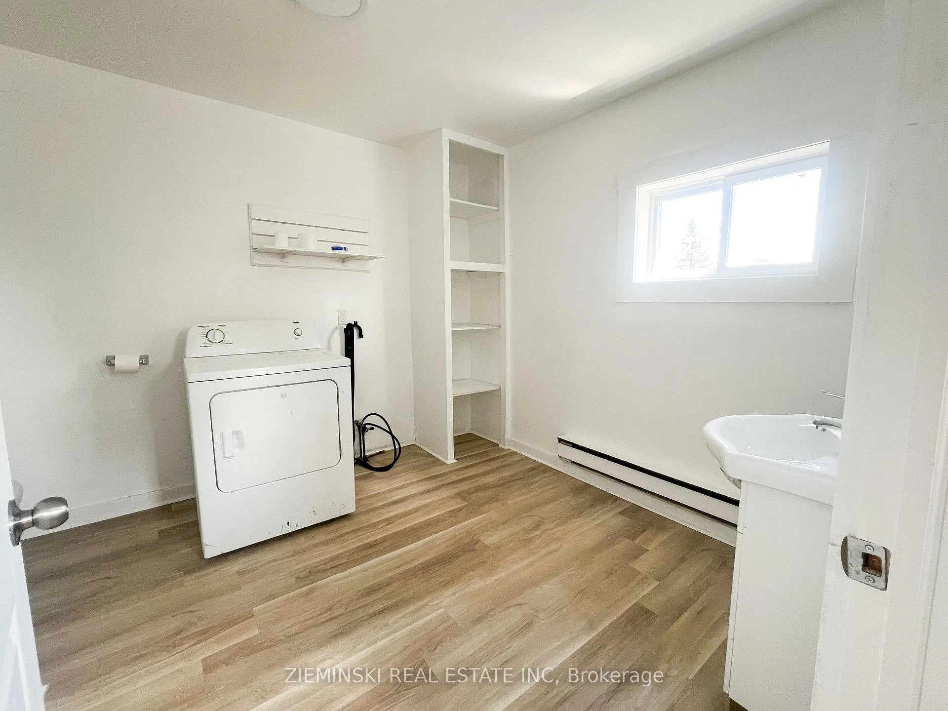 Photo 6 of Unit B, 310 Ninth Avenue, Cochrane — HOMEH
