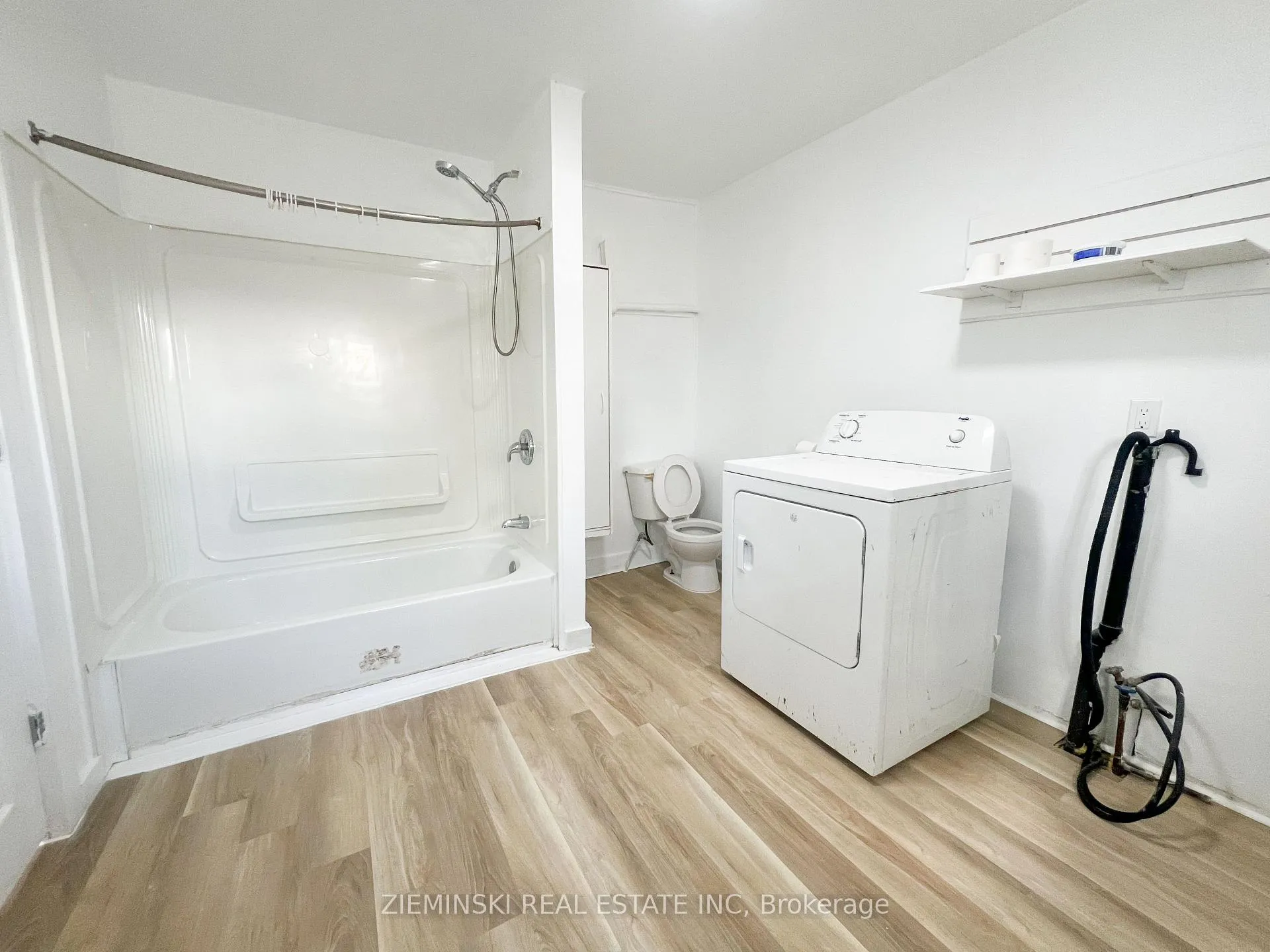 Photo 7 of Unit B, 310 Ninth Avenue, Cochrane — HOMEH