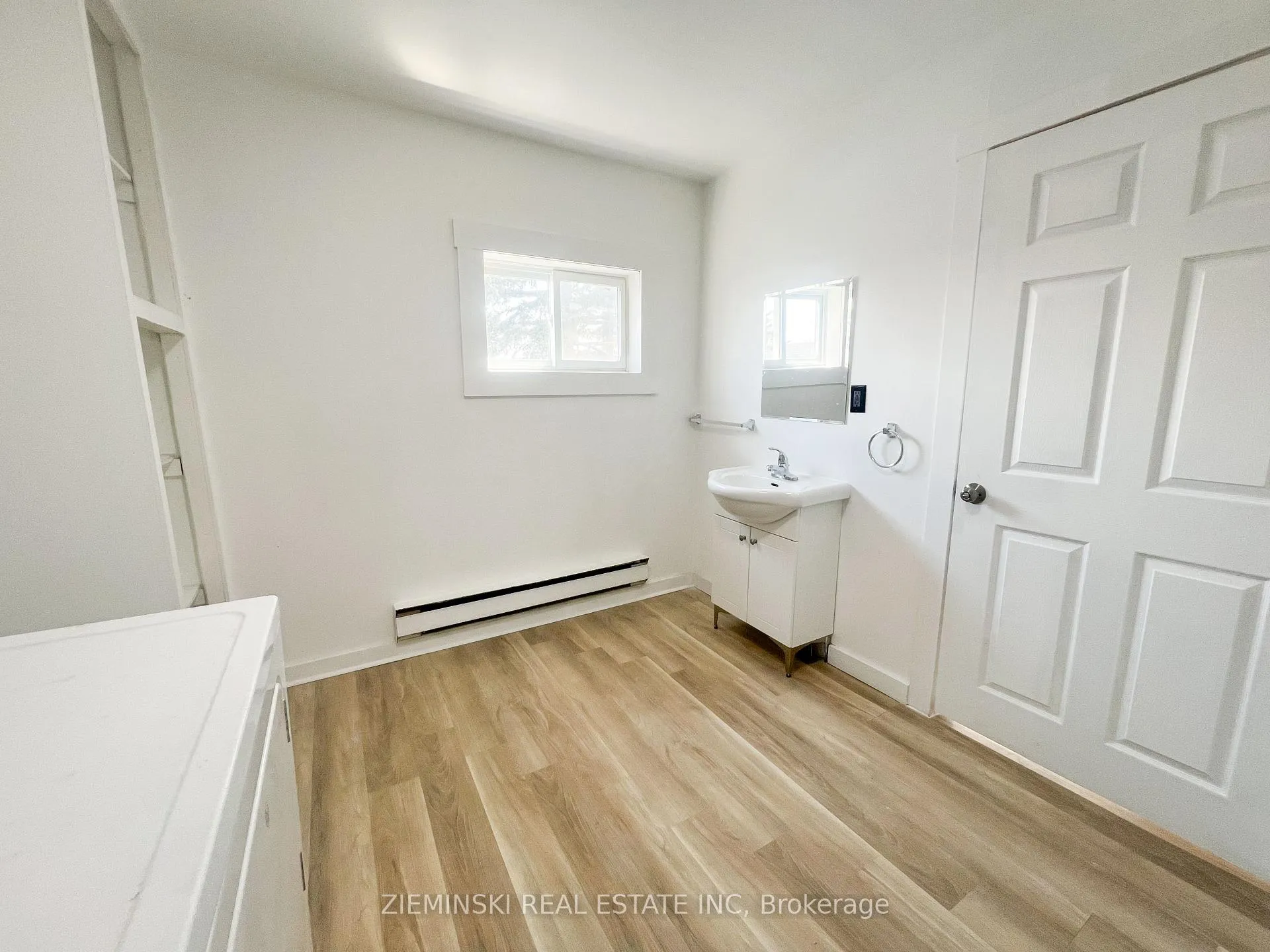 Photo 8 of Unit B, 310 Ninth Avenue, Cochrane — HOMEH
