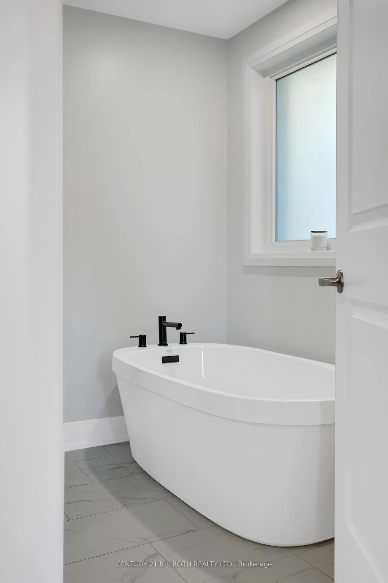 Photo 24 of 99 Franklin Trail, Barrie, Holly — HOMEH