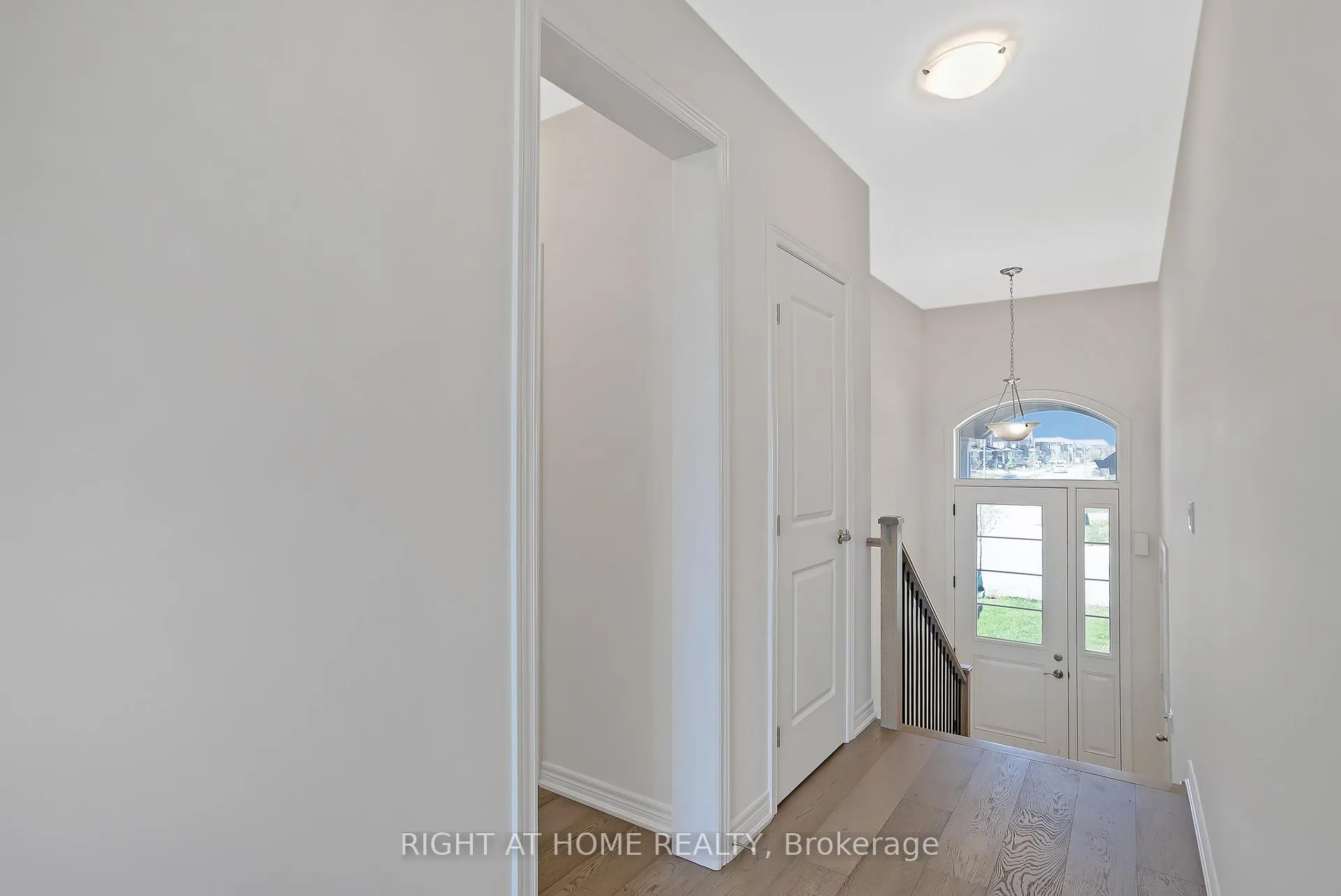 Photo 5 of 19 Robarts Drive, Hamilton, Ancaster — HOMEH