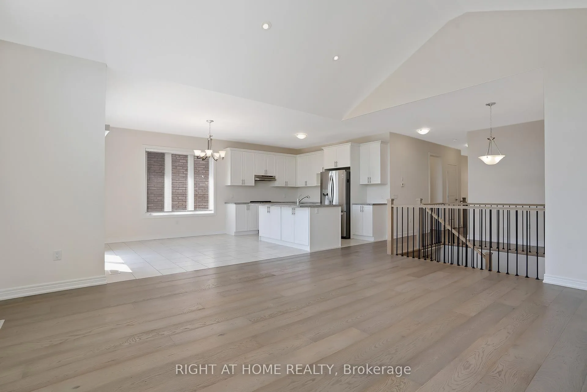 Photo 11 of 19 Robarts Drive, Hamilton, Ancaster — HOMEH