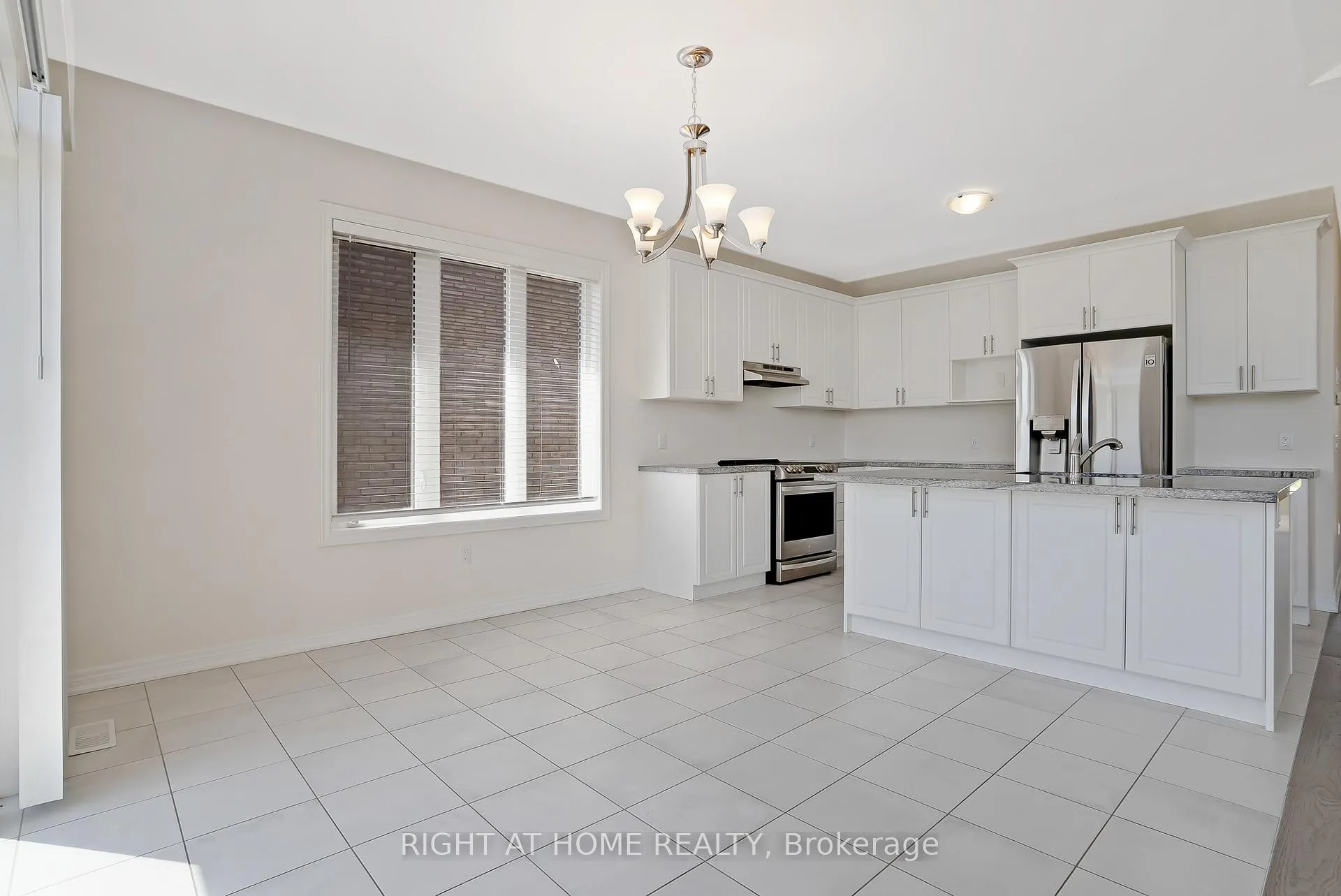 Photo 13 of 19 Robarts Drive, Hamilton, Ancaster — HOMEH