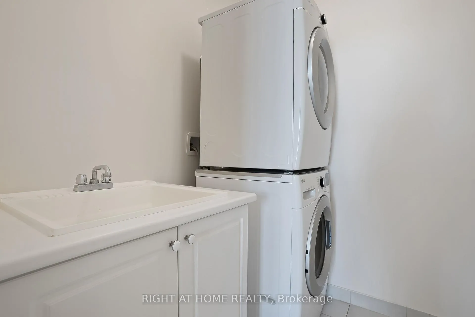 Photo 35 of 19 Robarts Drive, Hamilton, Ancaster — HOMEH