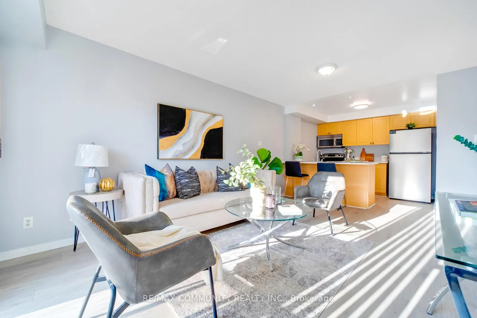 Photo 3 of Unit 202, 124 Aspen Springs Drive, Clarington, Bowmanville — HOMEH