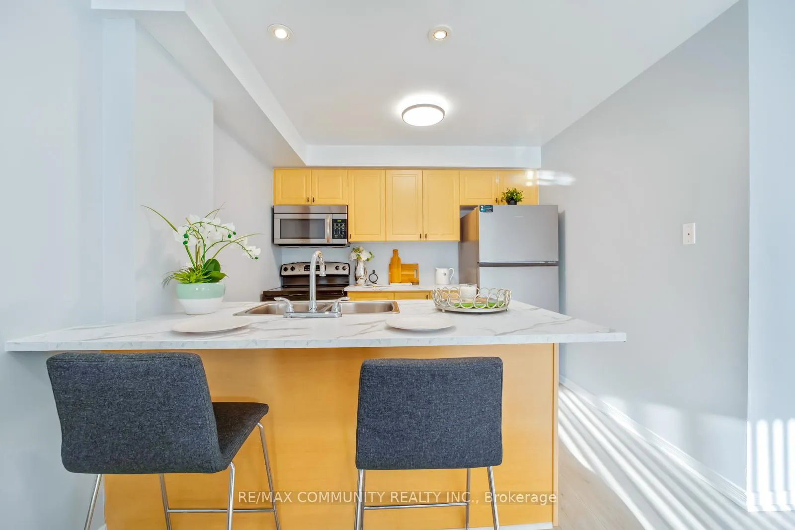 Photo 5 of Unit 202, 124 Aspen Springs Drive, Clarington, Bowmanville — HOMEH