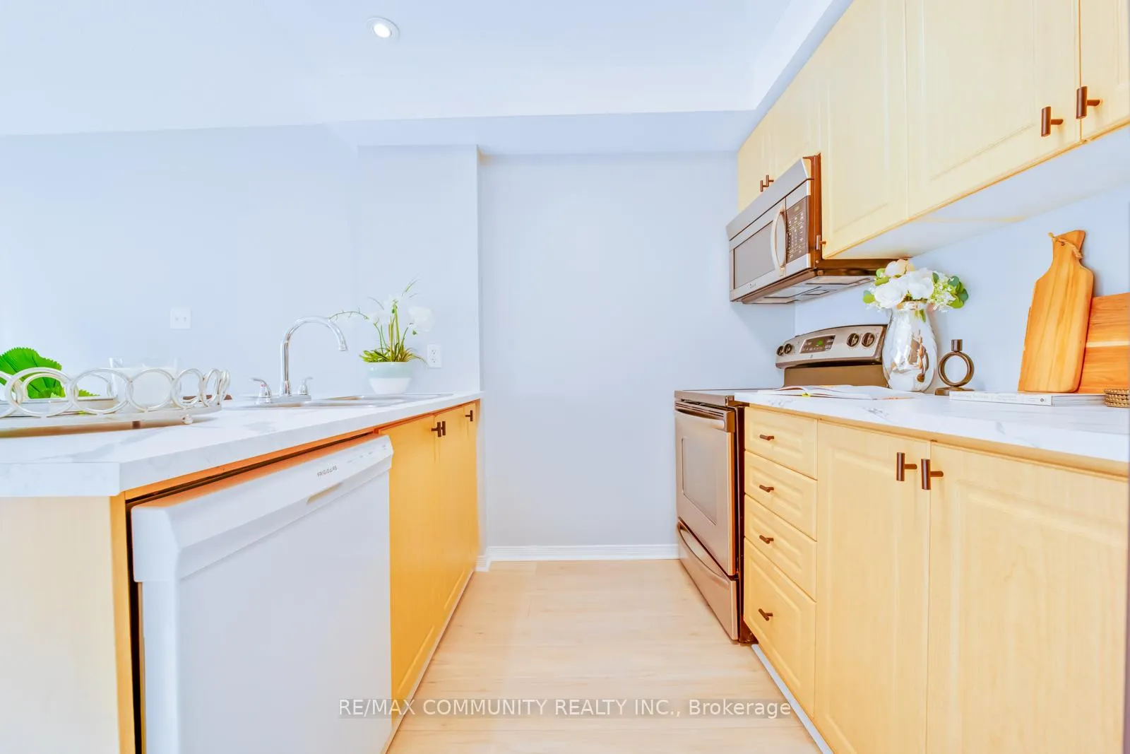 Photo 7 of Unit 202, 124 Aspen Springs Drive, Clarington, Bowmanville — HOMEH