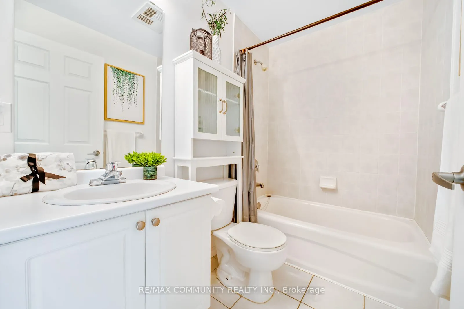Photo 11 of Unit 202, 124 Aspen Springs Drive, Clarington, Bowmanville — HOMEH