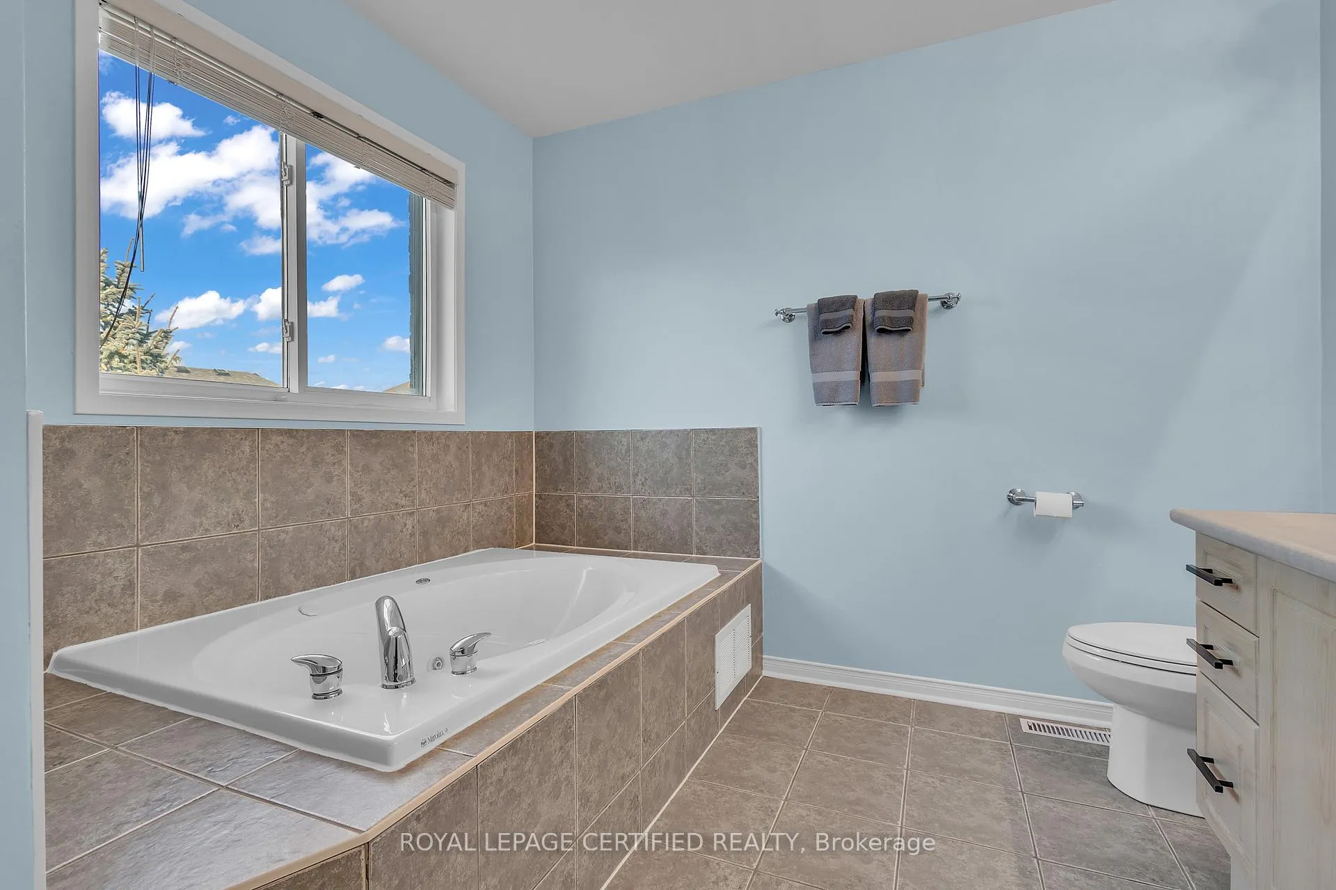 Photo 20 of 363 Edenbrook Hill Drive, Brampton, Fletcher's Meadow — HOMEH