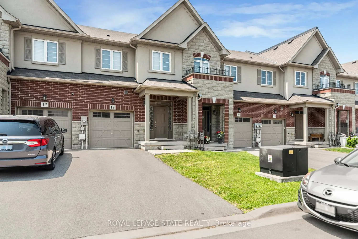 Photo 2 of 19 Bradbury Road, Hamilton, Stoney Creek — HOMEH