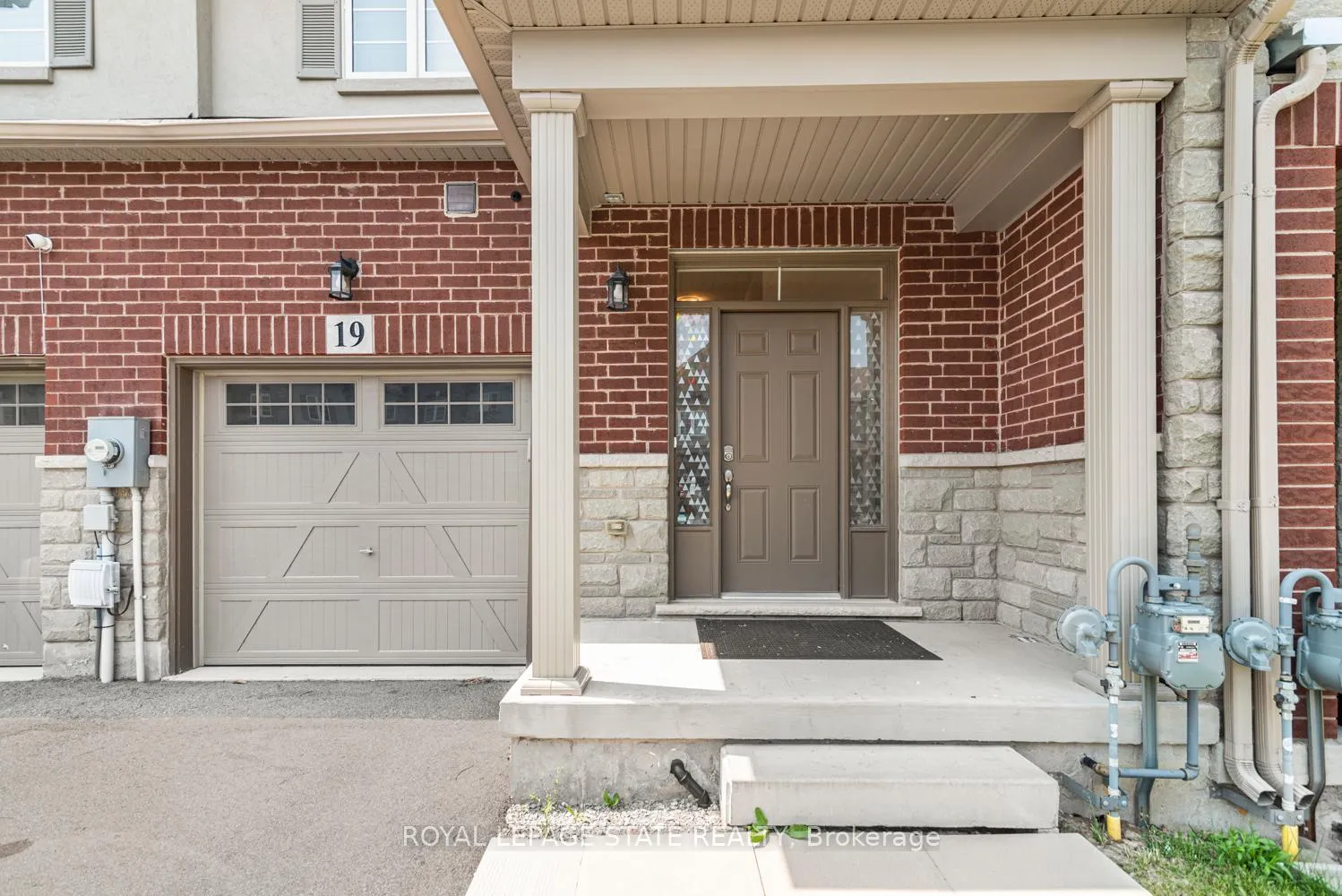 Photo 3 of 19 Bradbury Road, Hamilton, Stoney Creek — HOMEH