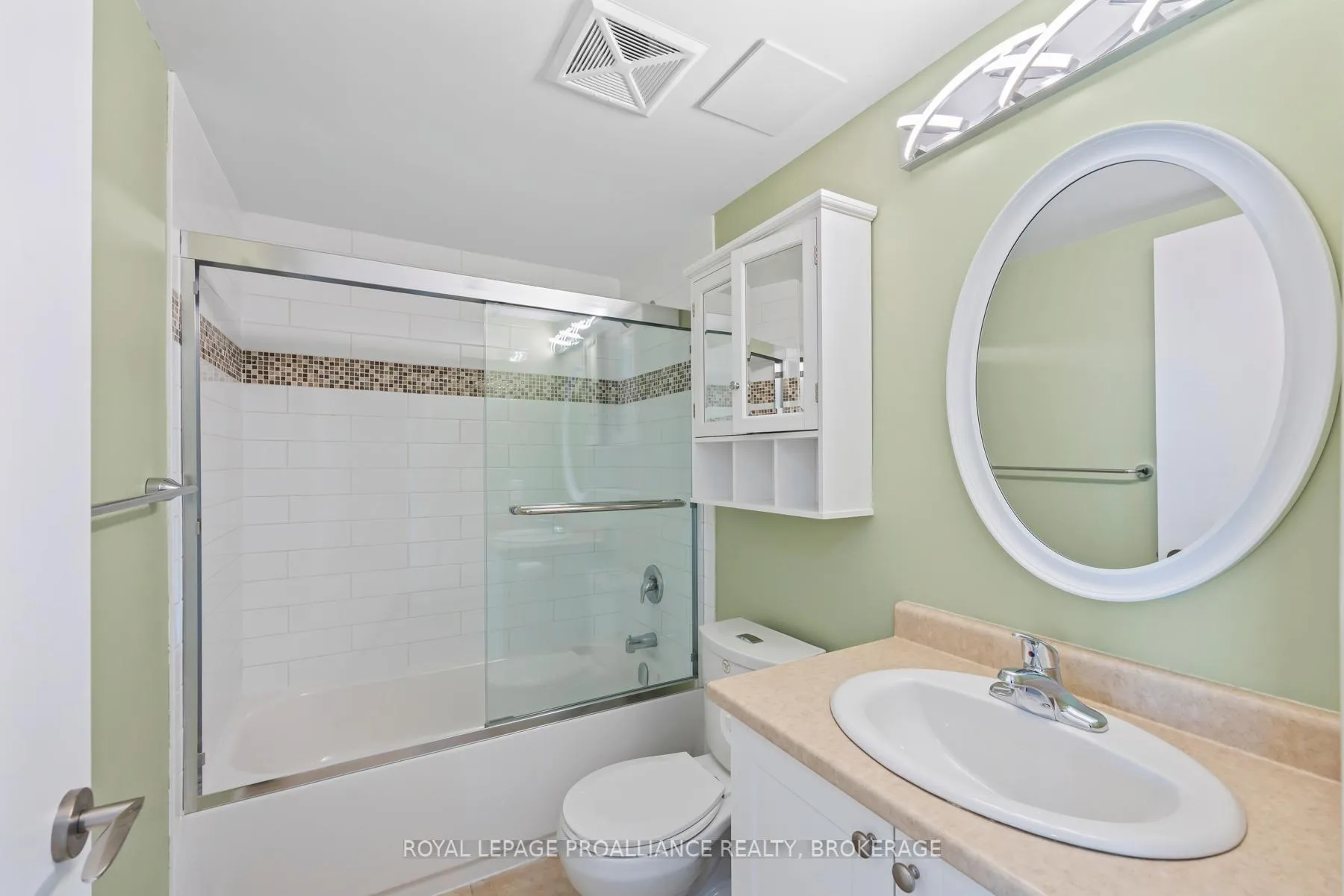 Photo 13 of Unit 709, 121 Queen Street, Kingston, East of Sir John A. Blvd — HOMEH