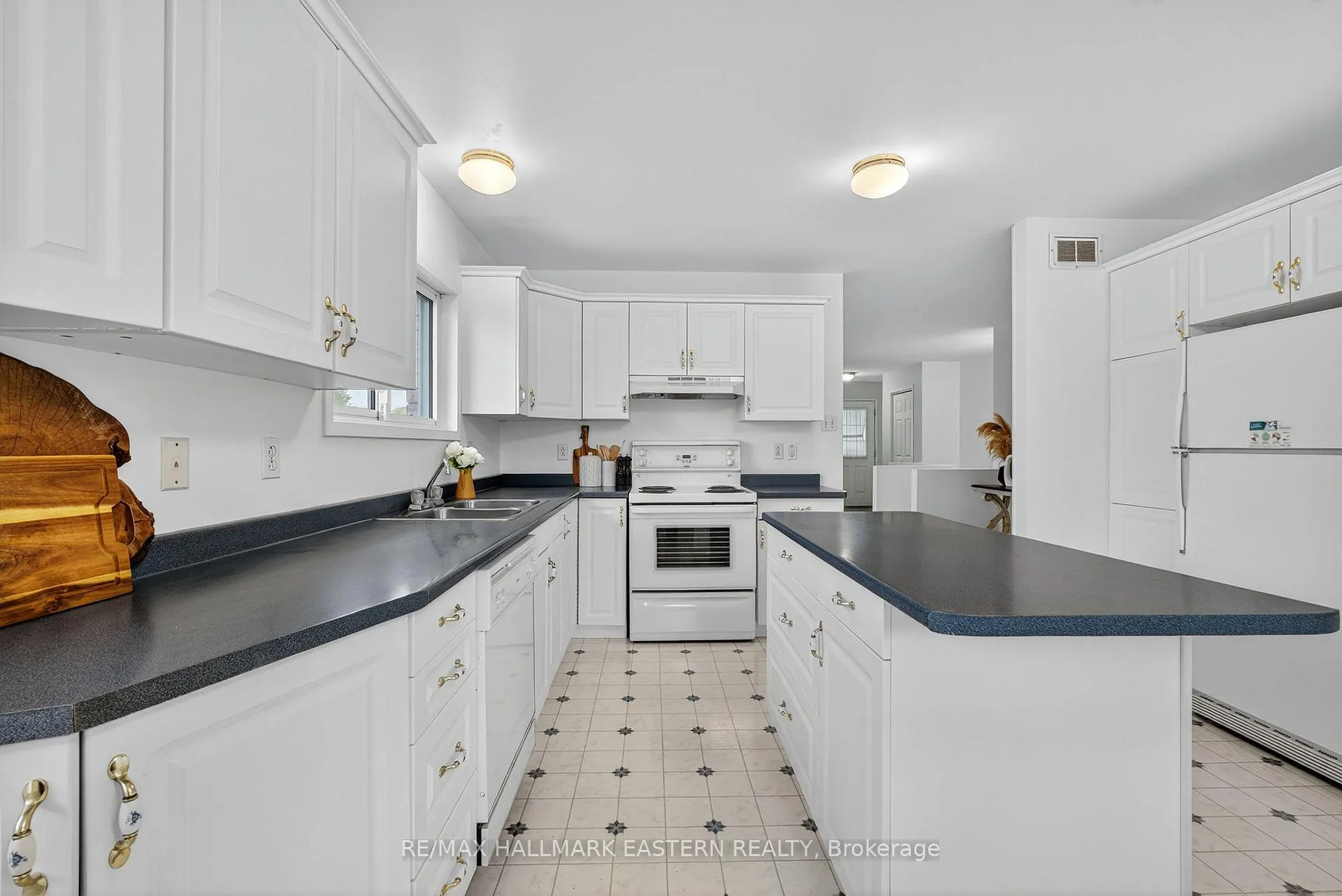 Photo 12 of 676 Towerhill Road, Peterborough, Northcrest Ward 5 — HOMEH