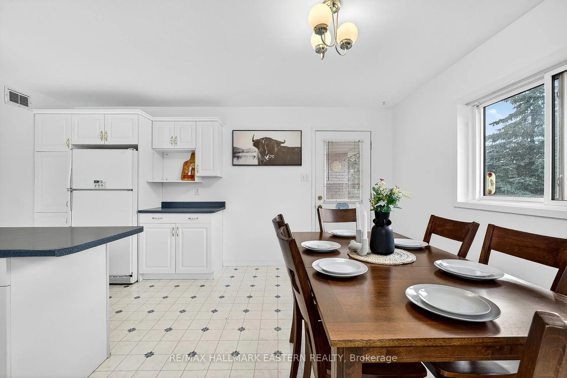 Photo 13 of 676 Towerhill Road, Peterborough, Northcrest Ward 5 — HOMEH