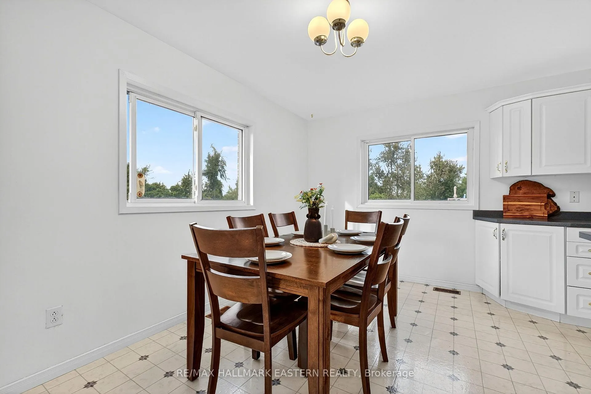 Photo 14 of 676 Towerhill Road, Peterborough, Northcrest Ward 5 — HOMEH