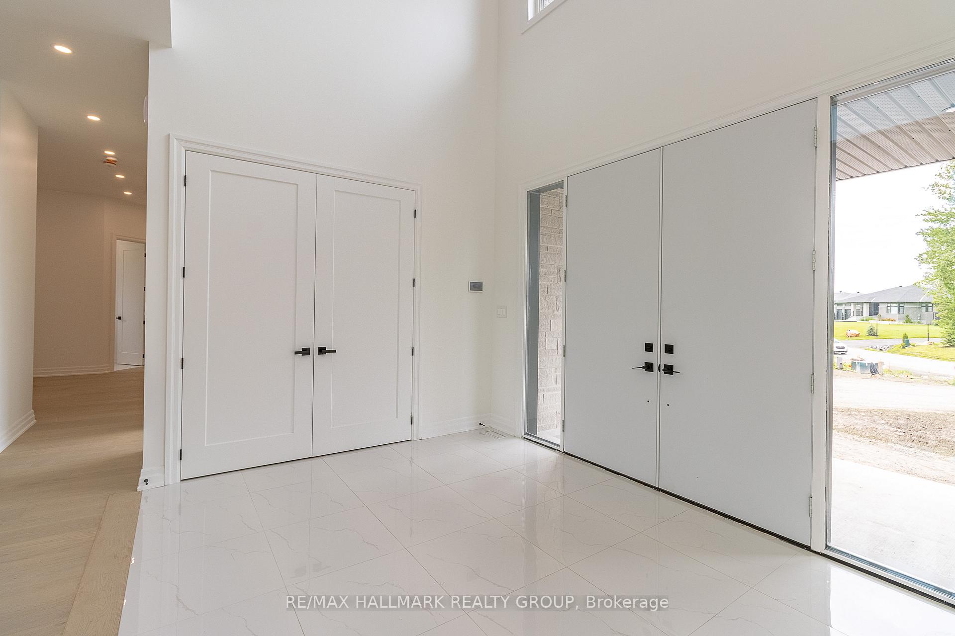 Photo 2 of 511 Shoreway Drive, Ottawa, Greely — HOMEH