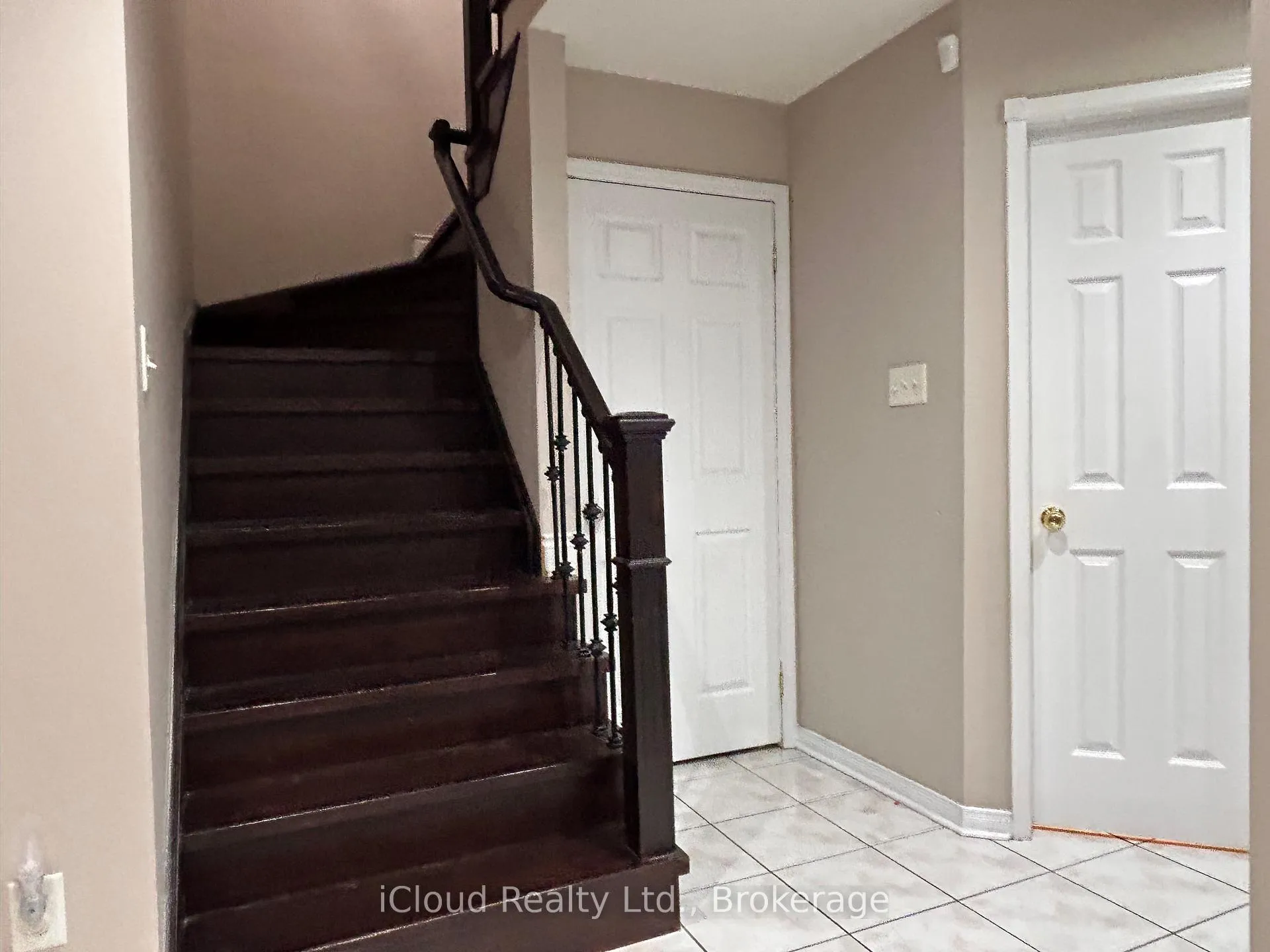 Photo 11 of 31 Porchlight Road N, Brampton, Fletcher's Creek Village — HOMEH