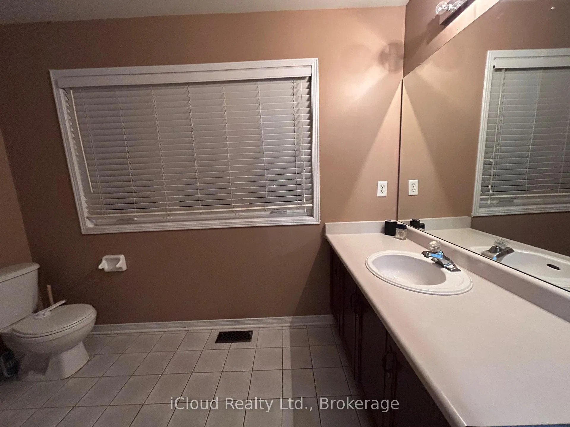 Photo 18 of 31 Porchlight Road N, Brampton, Fletcher's Creek Village — HOMEH