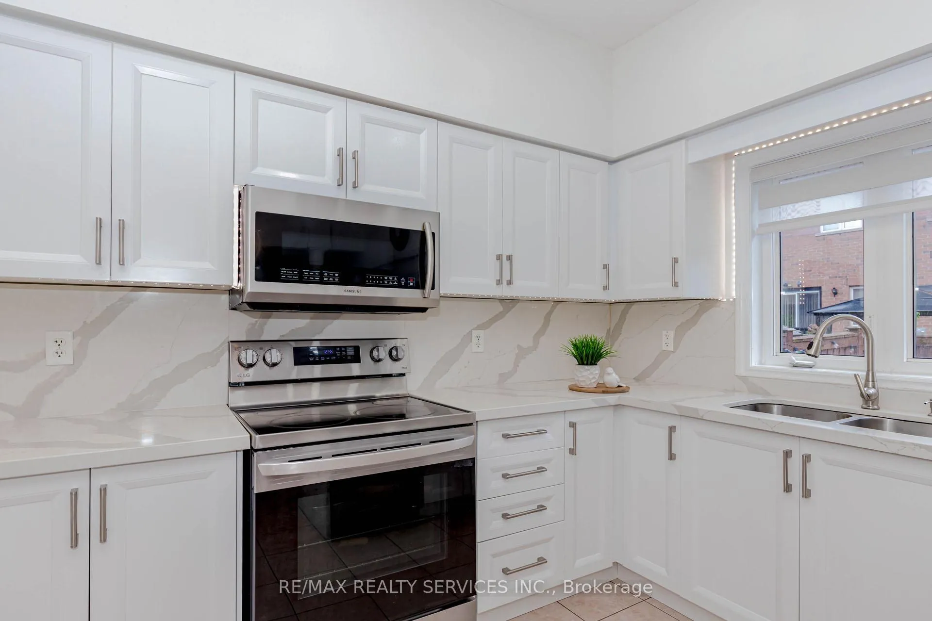 Photo 17 of 10 Cedarsprings Way, Brampton, Sandringham-Wellington — HOMEH