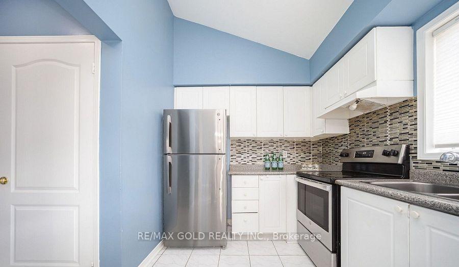 Photo 17 of 108 Black Forest Drive N, Brampton, Sandringham-Wellington — HOMEH