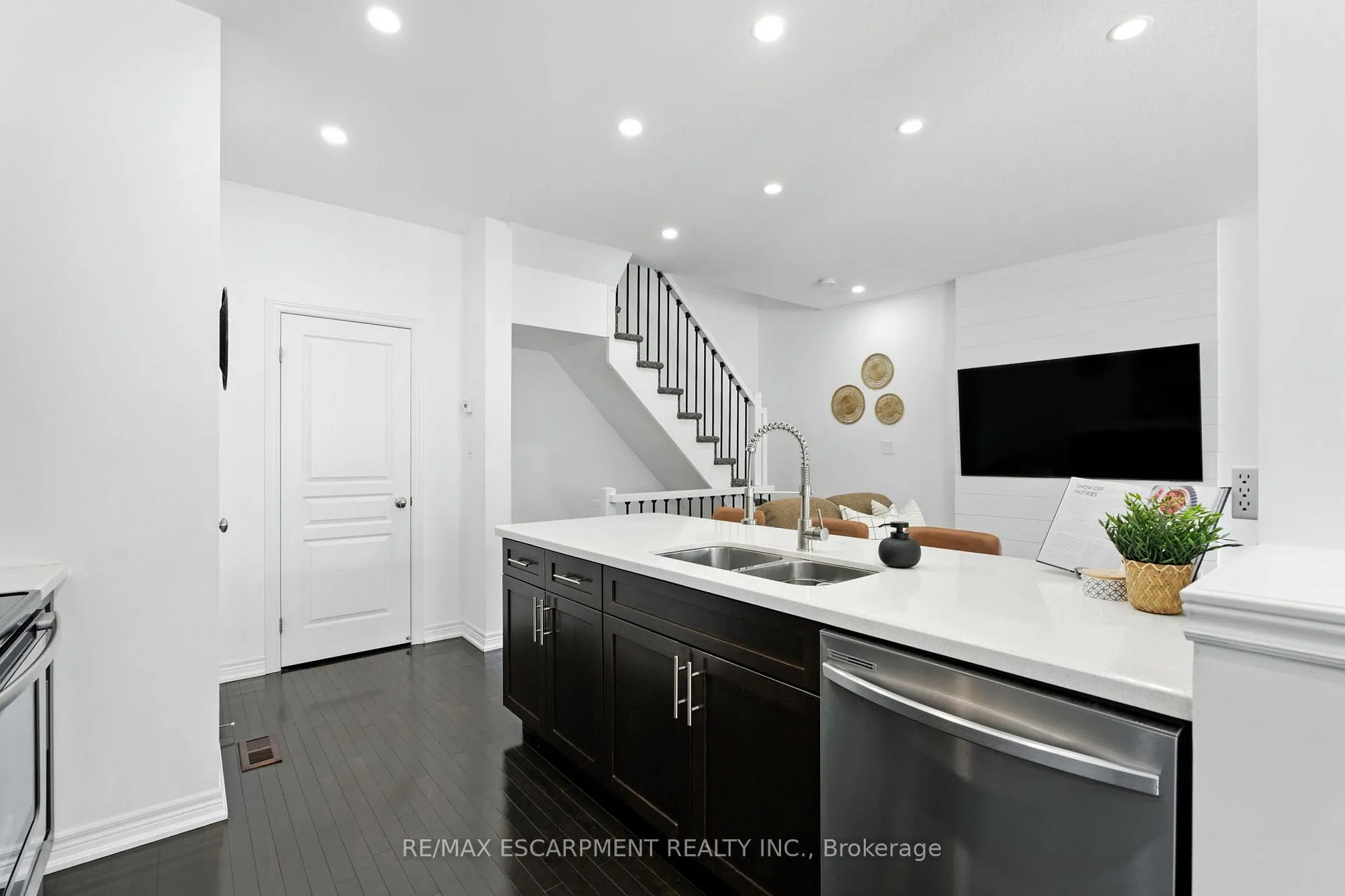 Photo 18 of Unit 34, 337 Beach Boulevard, Hamilton, Hamilton Beach — HOMEH
