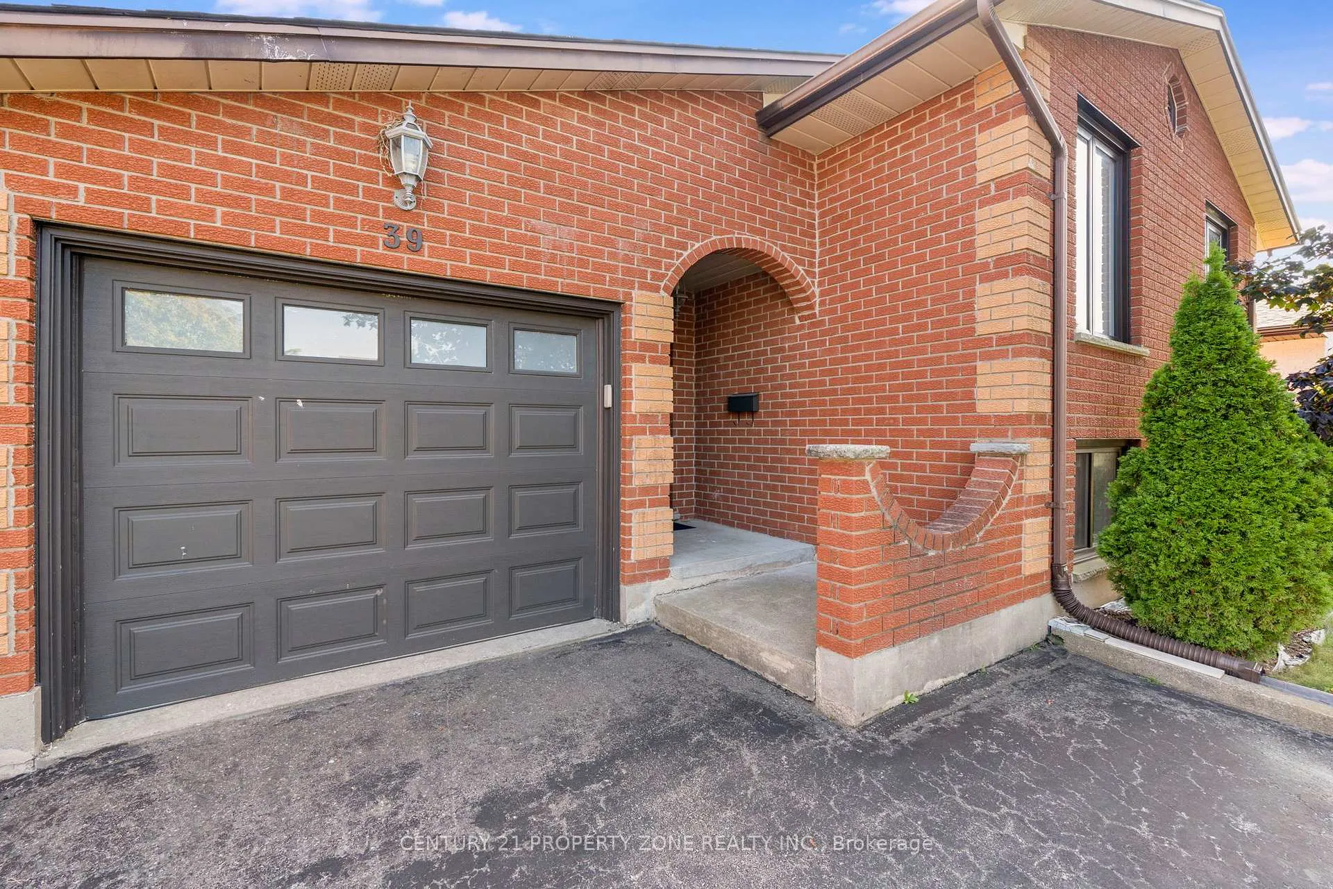 Photo 2 of 39 Southview Crescent, Cambridge — HOMEH