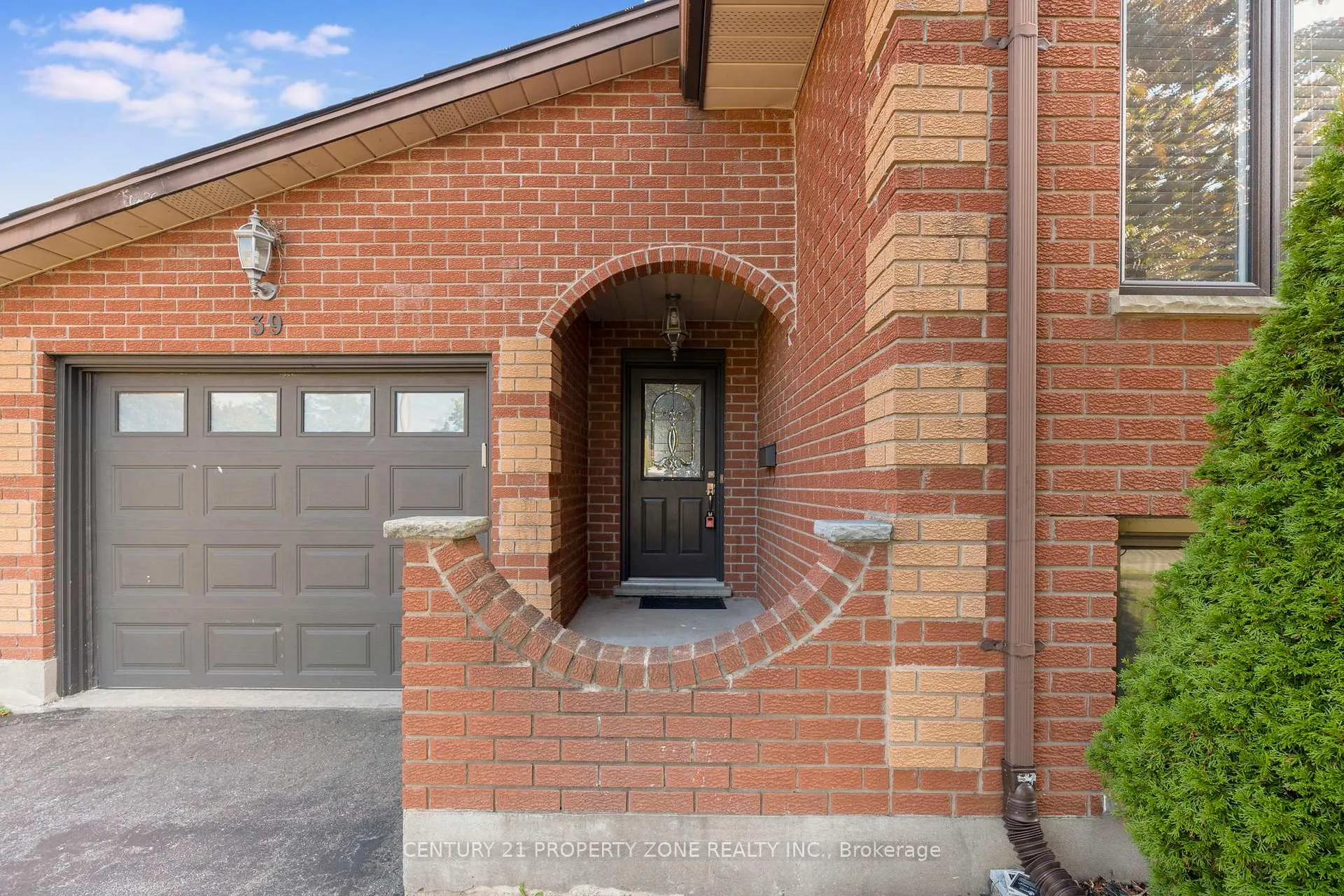 Photo 3 of 39 Southview Crescent, Cambridge — HOMEH