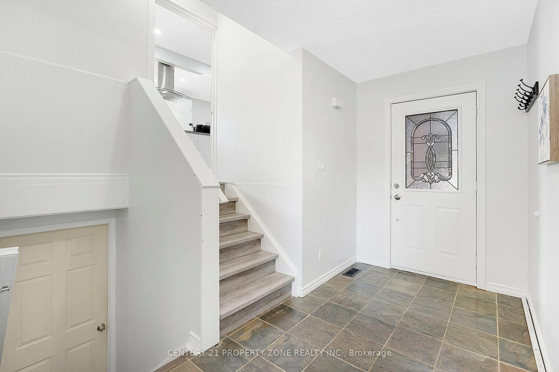Photo 4 of 39 Southview Crescent, Cambridge — HOMEH