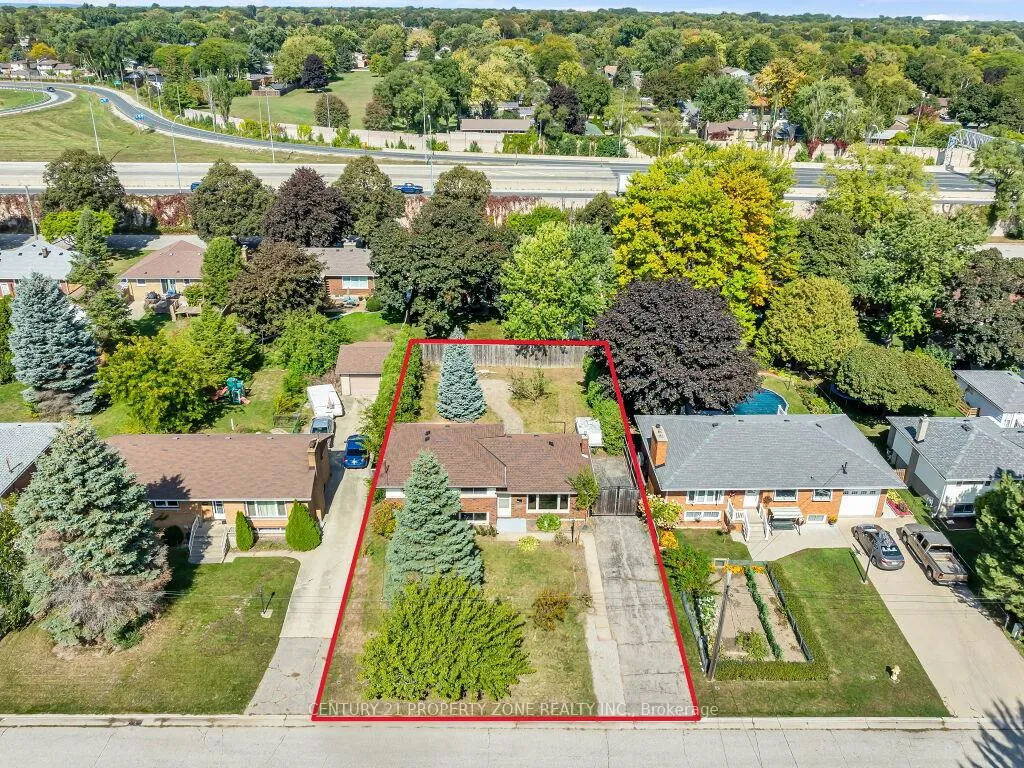 Photo 2 of 1002 Eastlawn Avenue, Sarnia — HOMEH