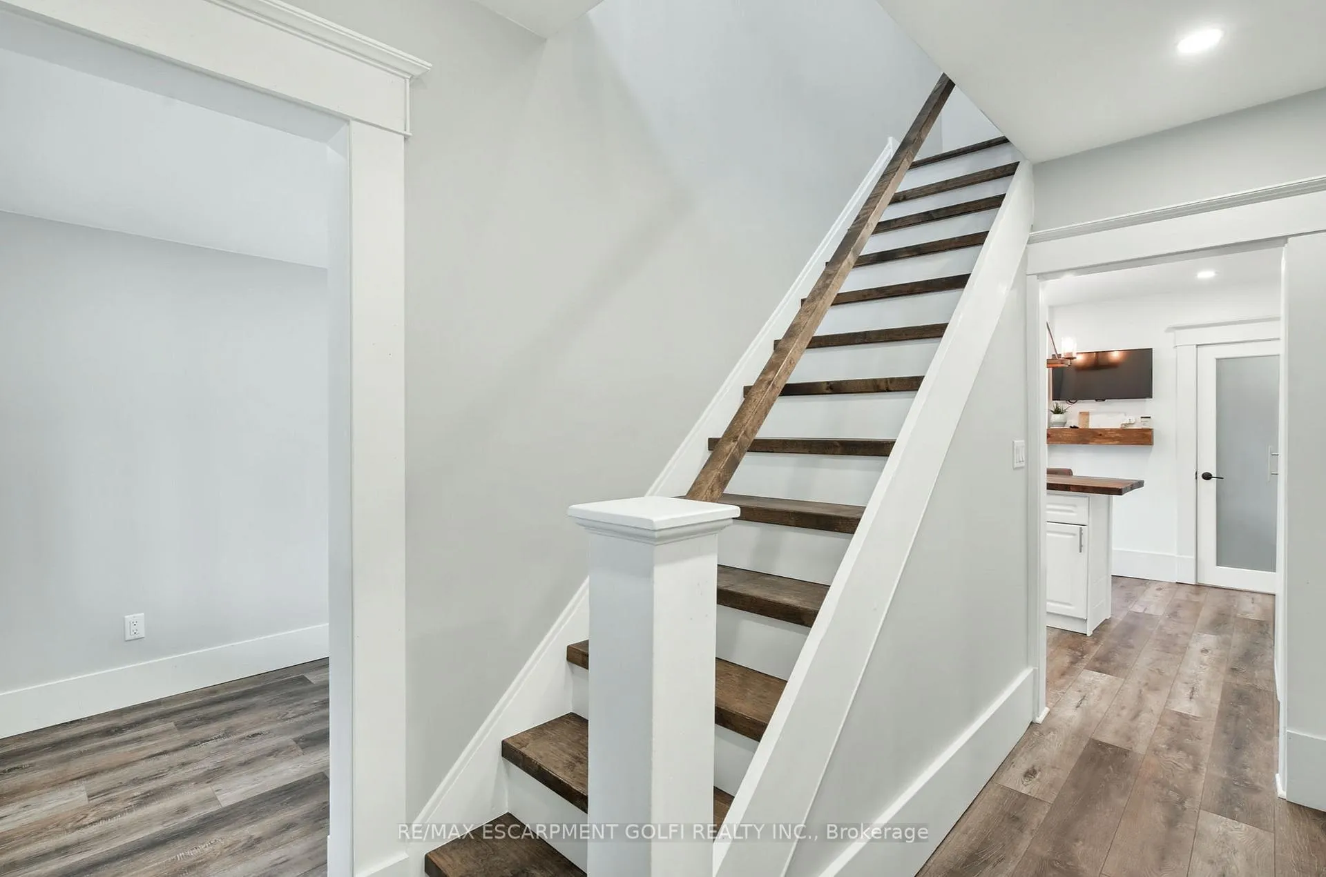 Photo 6 of 4279 East Avenue, Lincoln, Beamsville — HOMEH