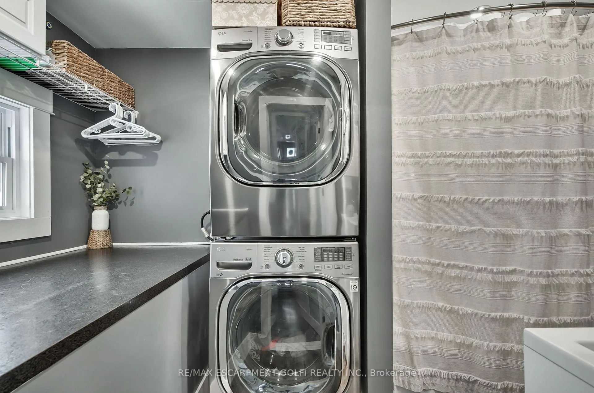 Photo 8 of 4279 East Avenue, Lincoln, Beamsville — HOMEH