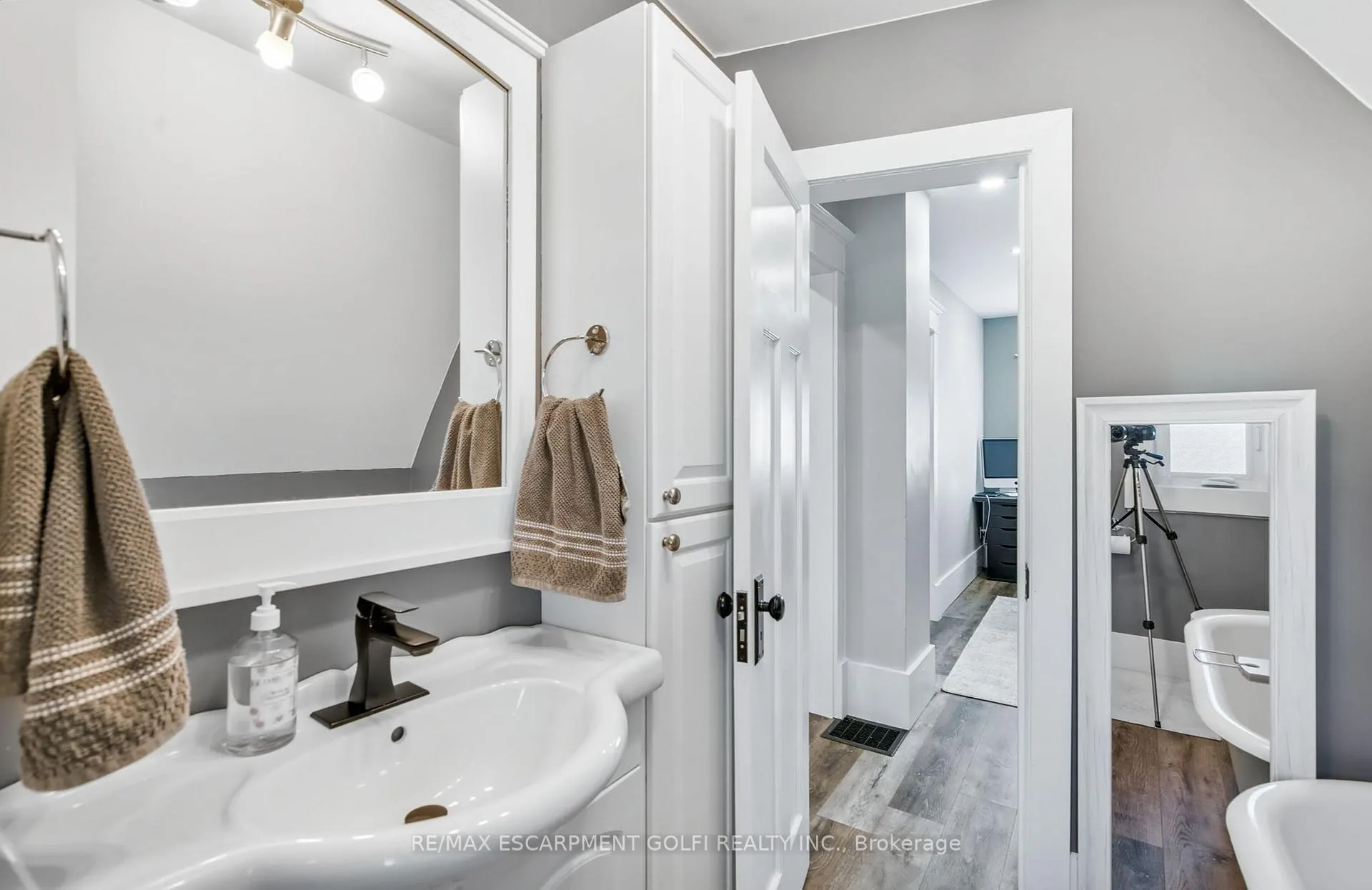 Photo 21 of 4279 East Avenue, Lincoln, Beamsville — HOMEH