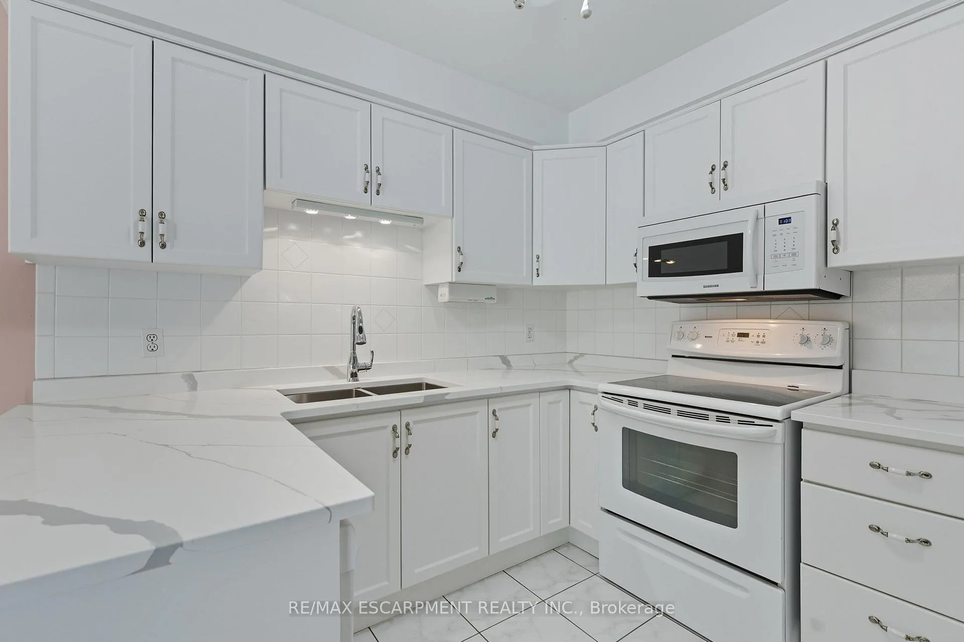 Photo 11 of 57 Pinewoods Drive, Hamilton, Stoney Creek Mountain — HOMEH