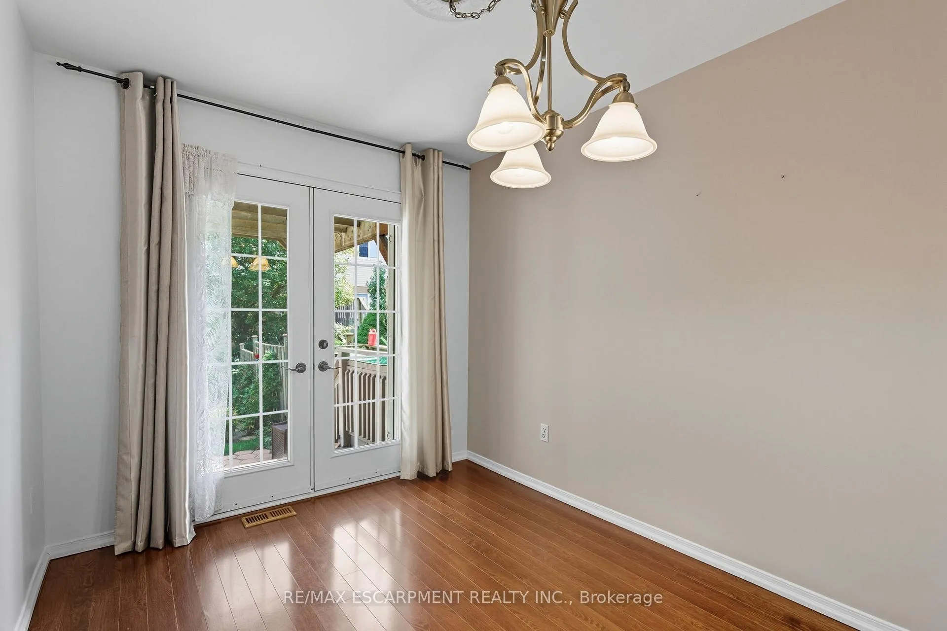 Photo 15 of 57 Pinewoods Drive, Hamilton, Stoney Creek Mountain — HOMEH