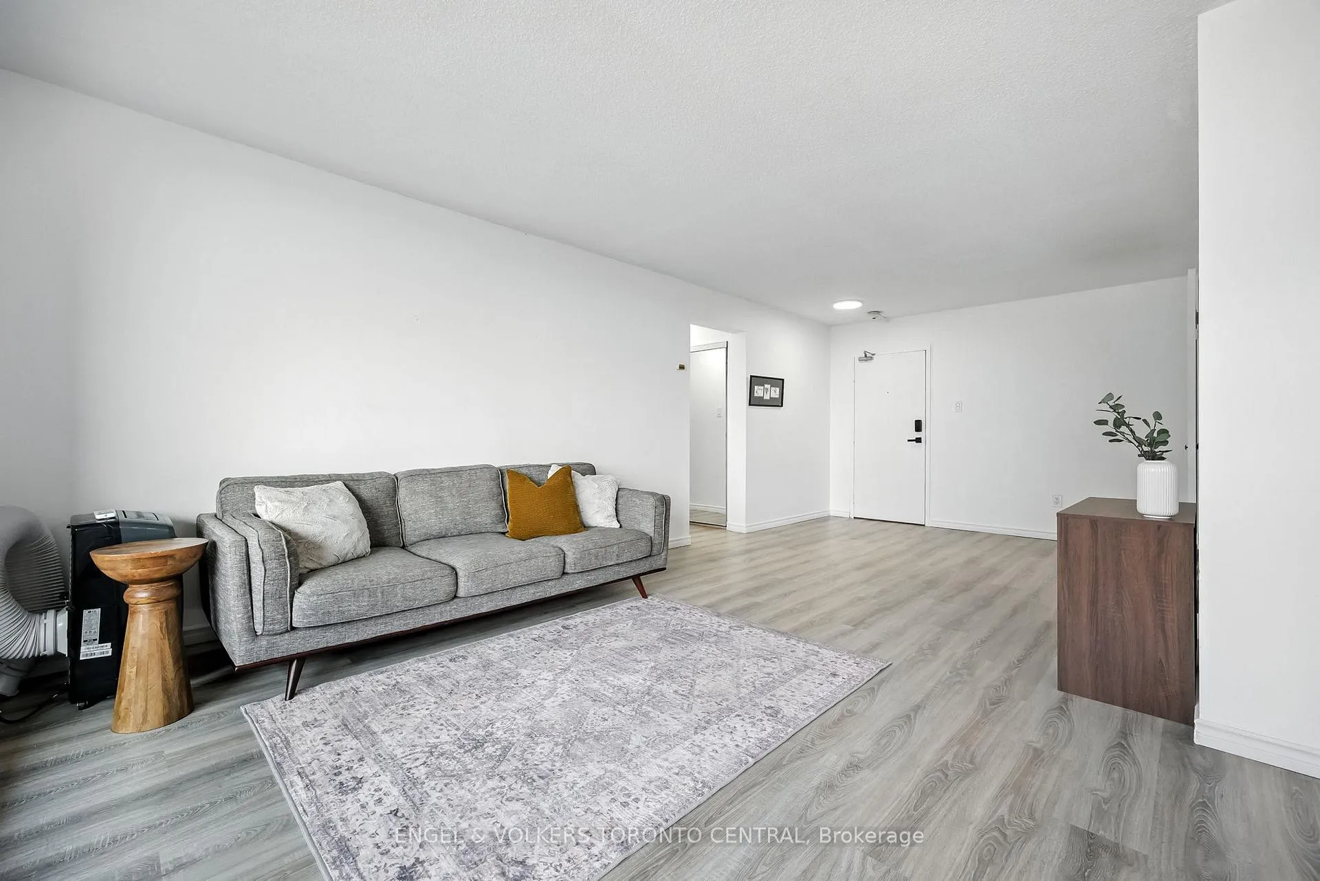 Photo 4 of Unit 910, 1210 Radom Street, Pickering, Bay Ridges — HOMEH