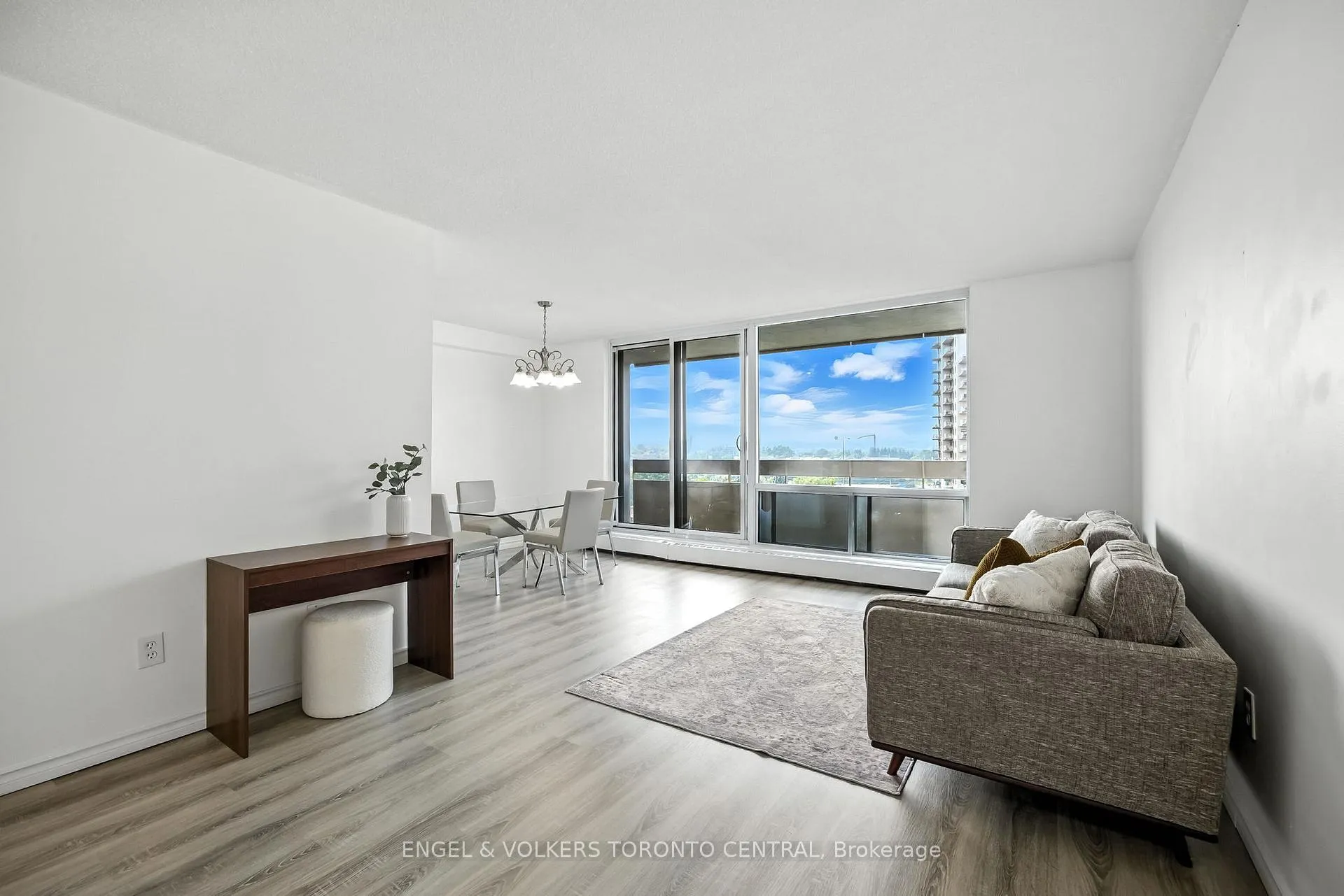 Photo 5 of Unit 910, 1210 Radom Street, Pickering, Bay Ridges — HOMEH