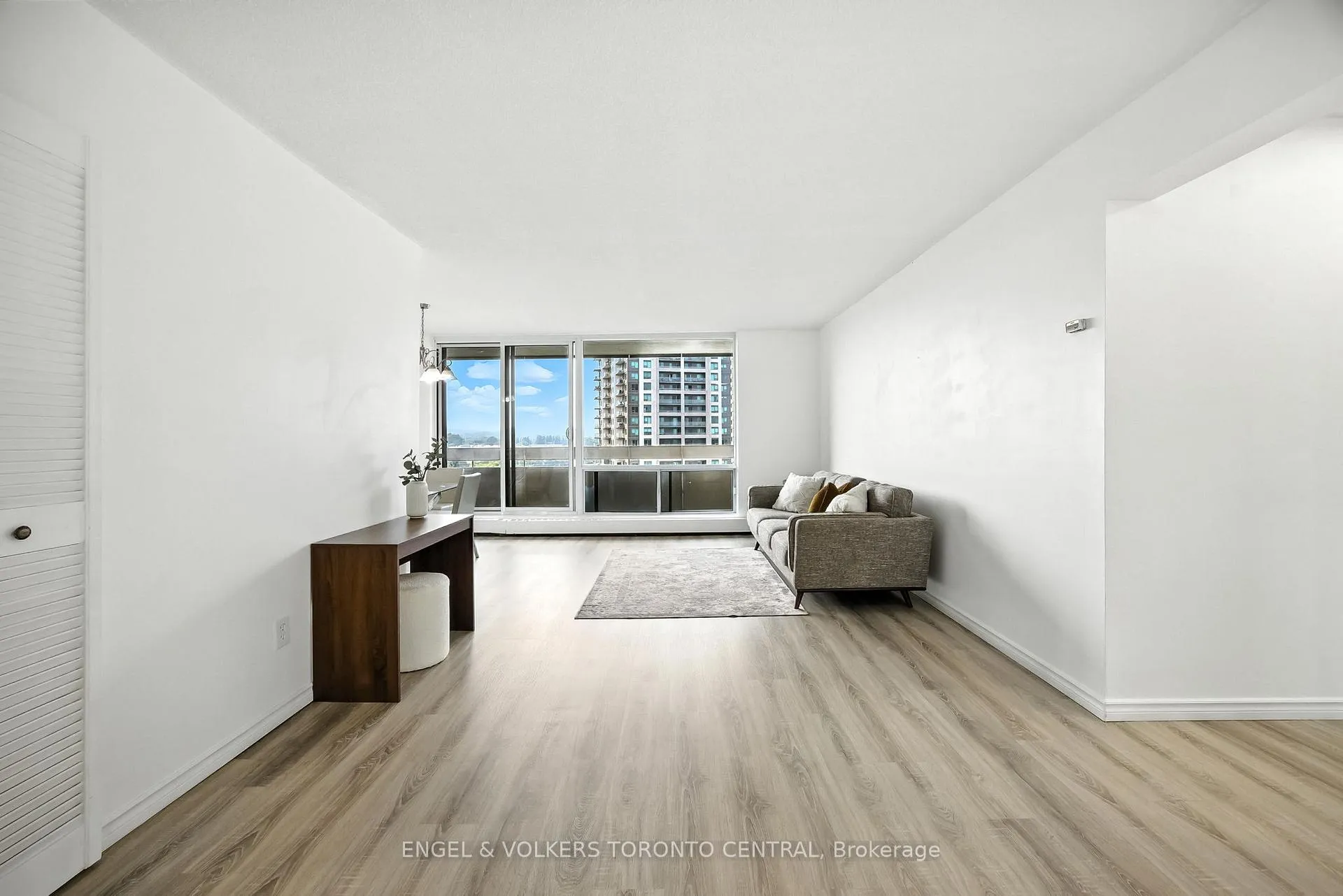 Photo 7 of Unit 910, 1210 Radom Street, Pickering, Bay Ridges — HOMEH