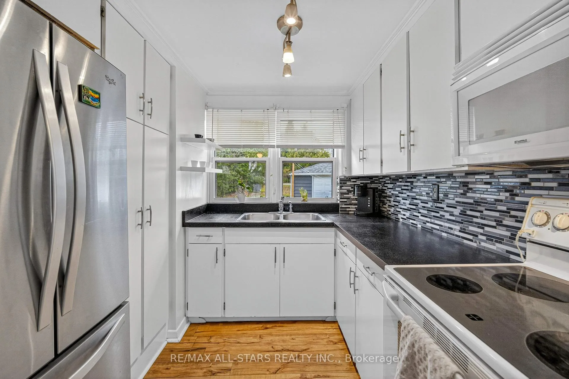 Photo 7 of 19 Charlotte Crescent, Kawartha Lakes, Omemee — HOMEH