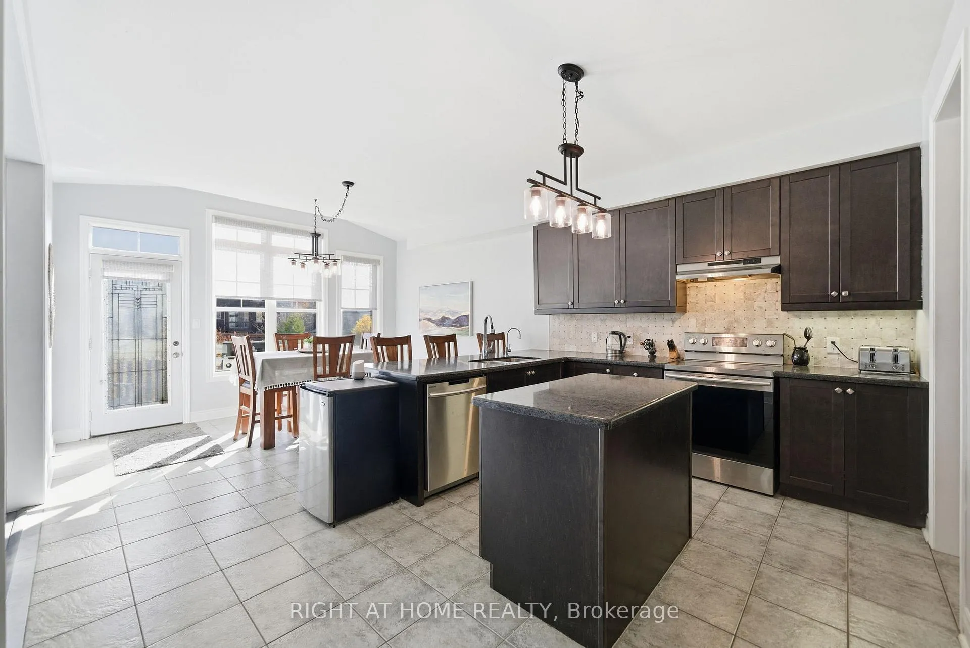 Photo 14 of 11 Mason Drive, New Tecumseth, Alliston — HOMEH