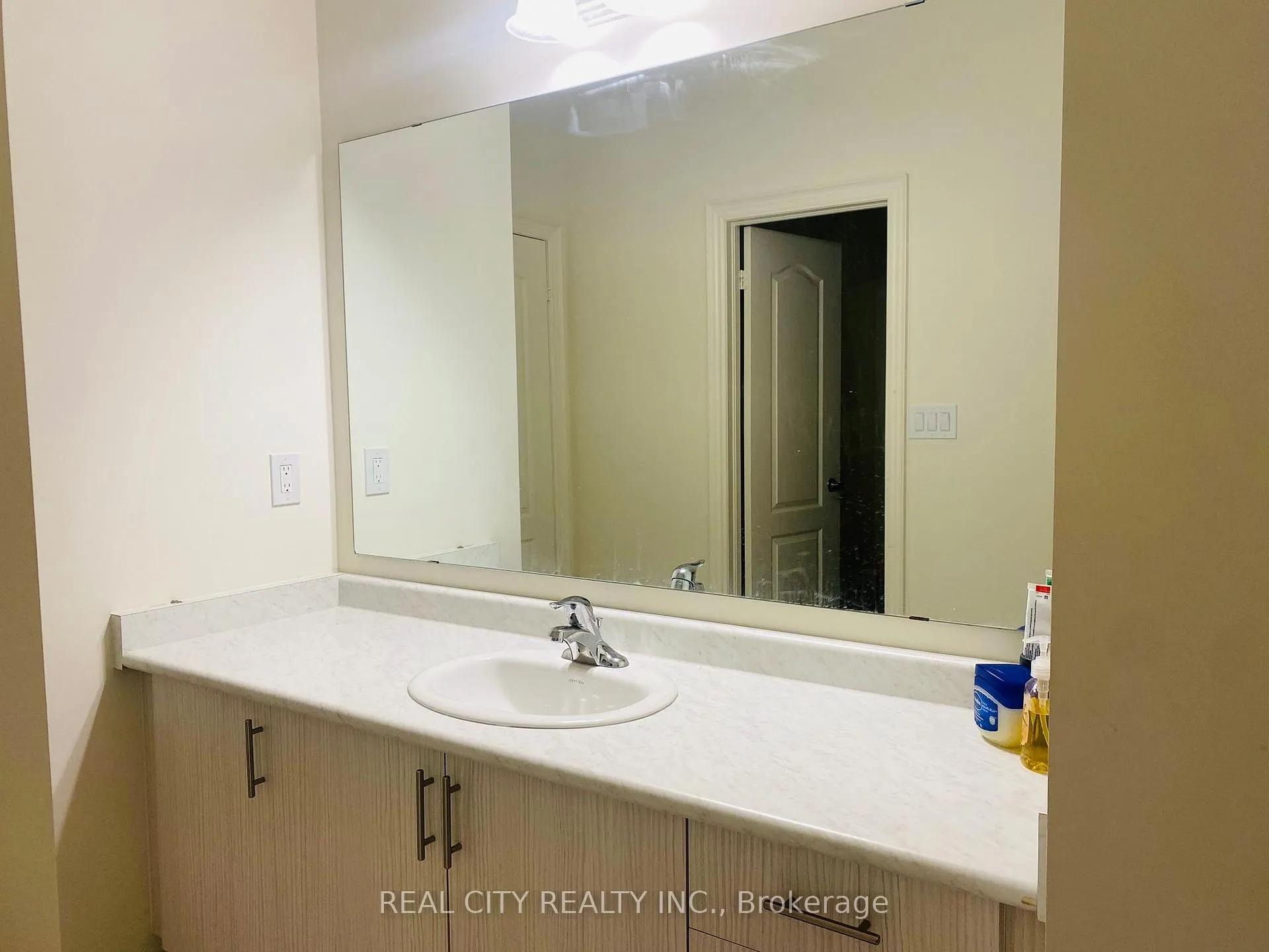 Photo 10 of 56 Bloomfield Crescent, Cambridge — HOMEH