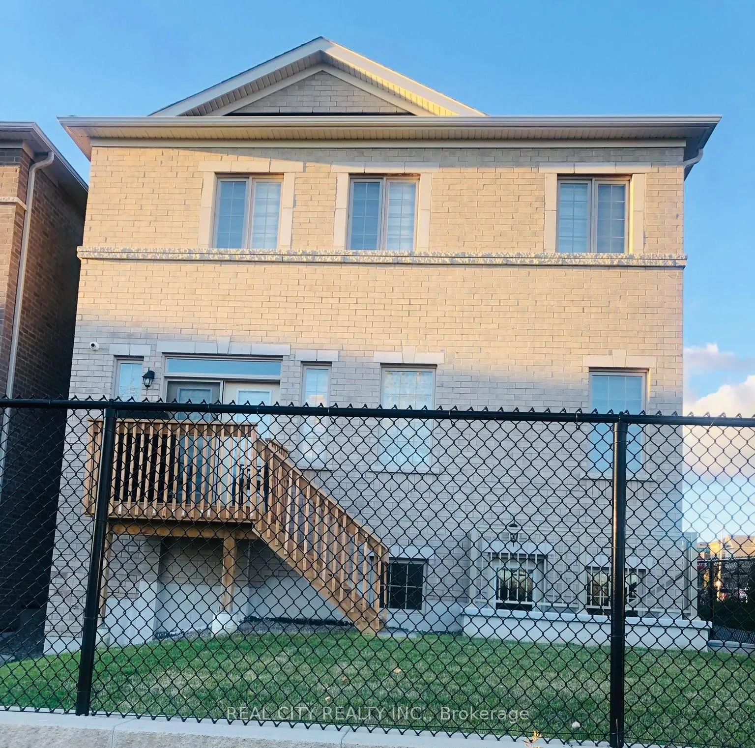 Photo 12 of 56 Bloomfield Crescent, Cambridge — HOMEH