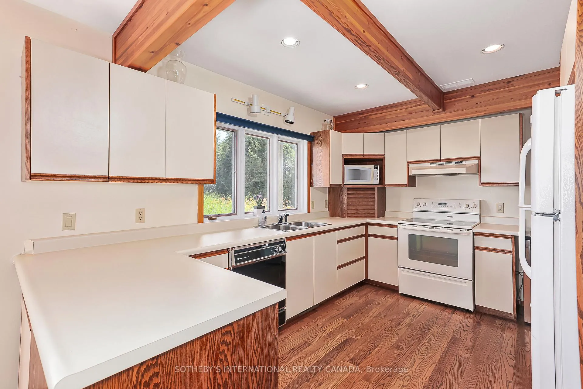 Photo 23 of 121 Fieldcrest Court, Blue Mountains — HOMEH