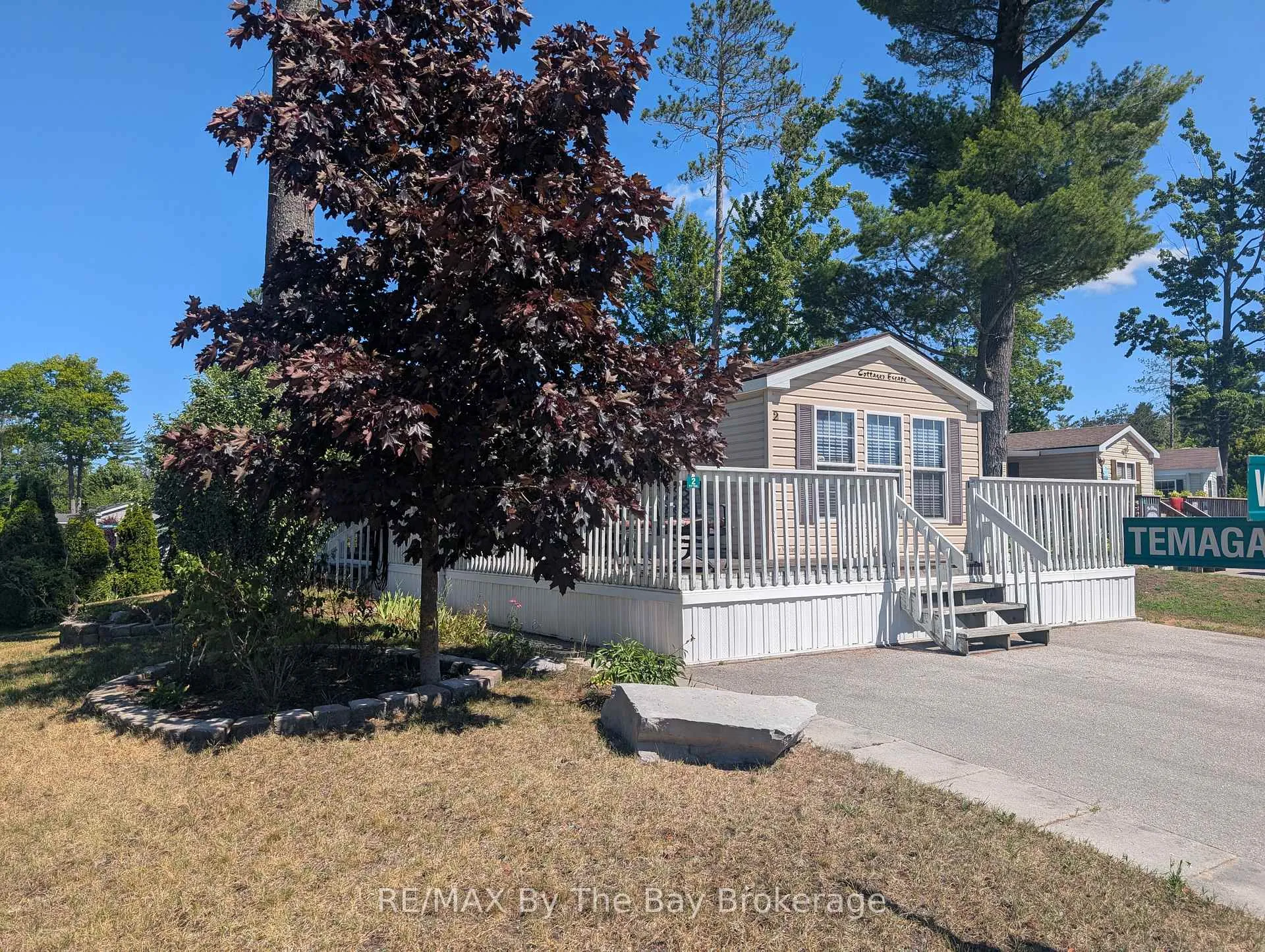Photo 3 of 2 White Pines Trail, Wasaga Beach — HOMEH