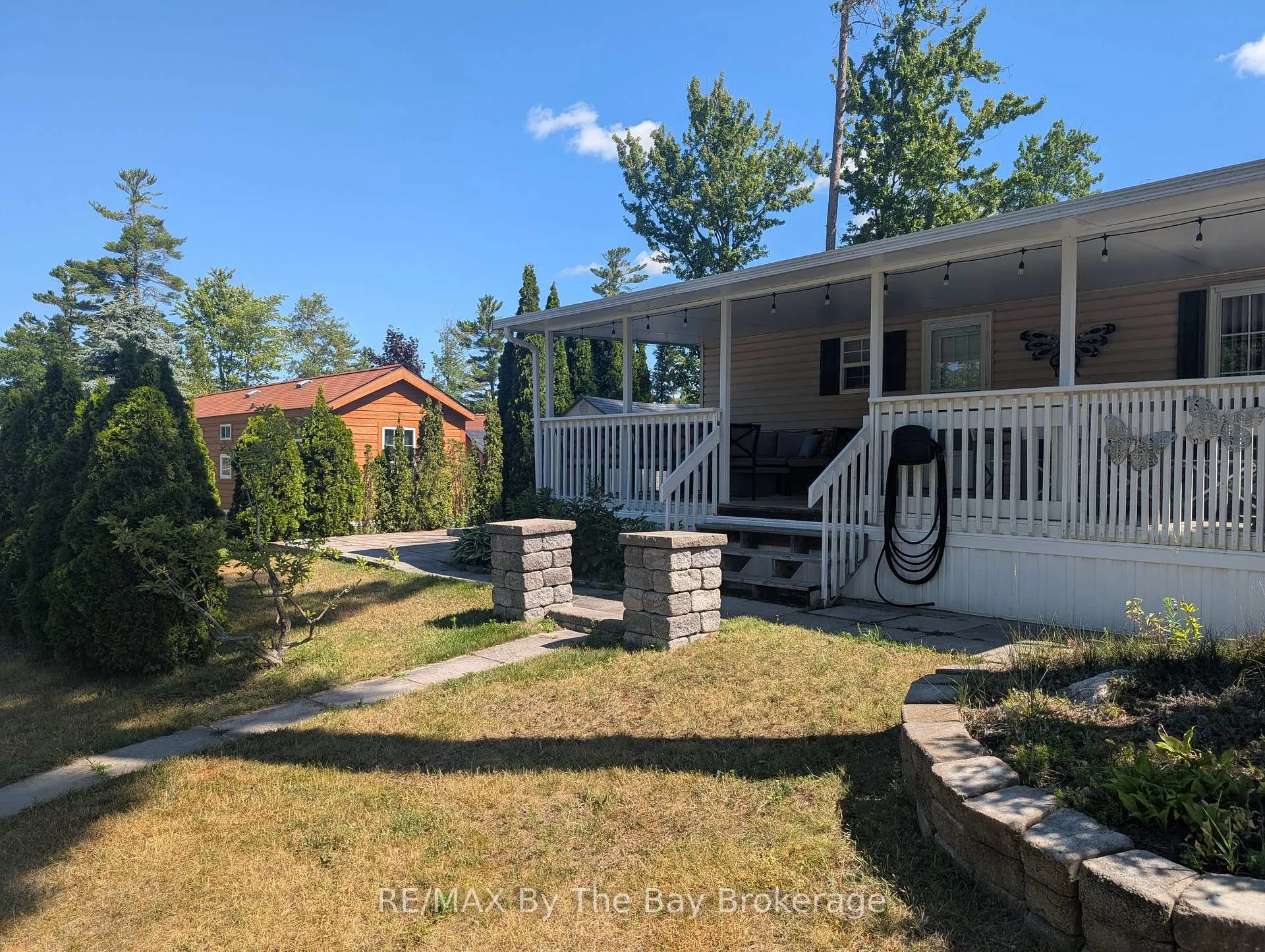 Photo 4 of 2 White Pines Trail, Wasaga Beach — HOMEH