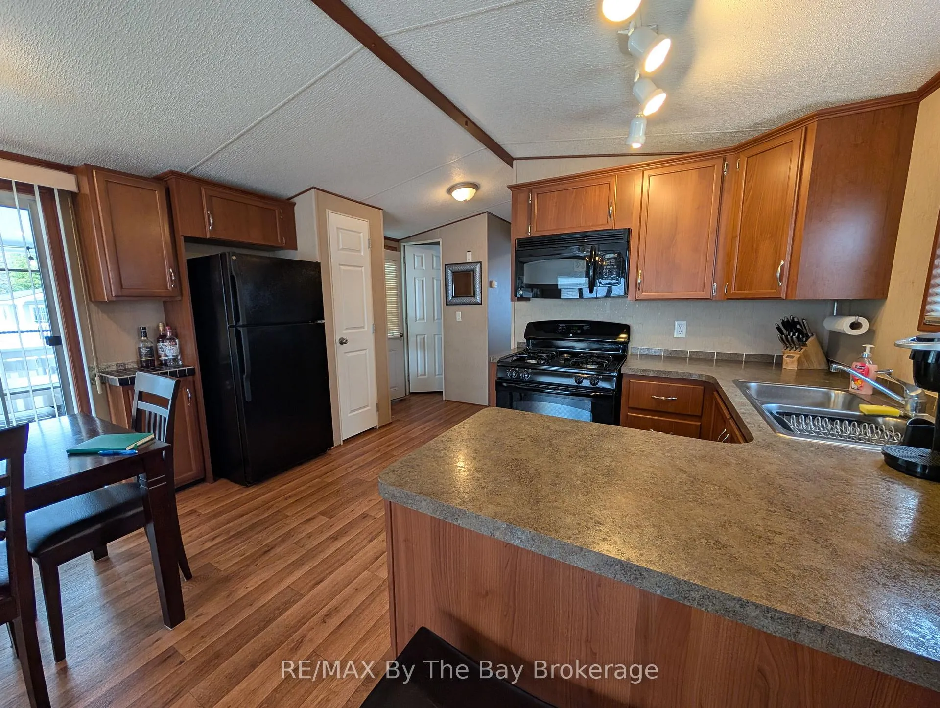 Photo 12 of 2 White Pines Trail, Wasaga Beach — HOMEH